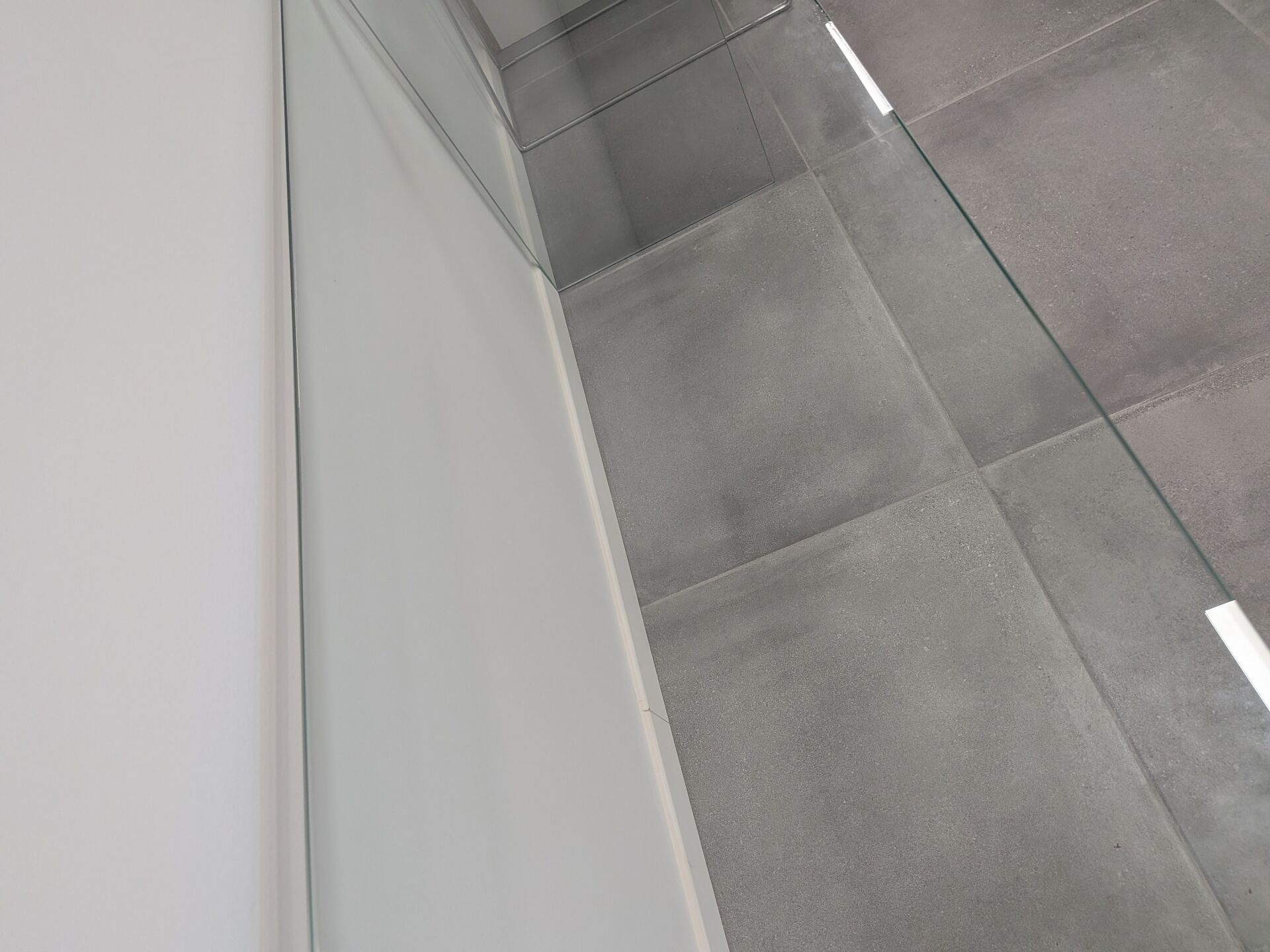 Minimalist curved glass console design – 120 cm