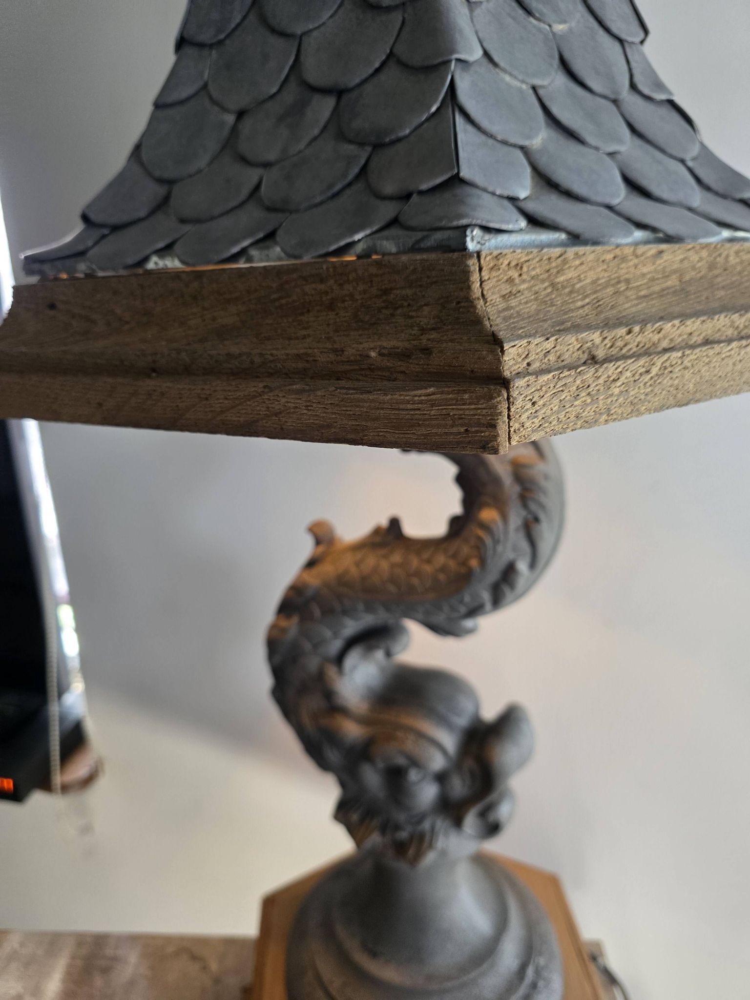 Monumental lamp with a dolphin in cast iron and lead scales - 110cm