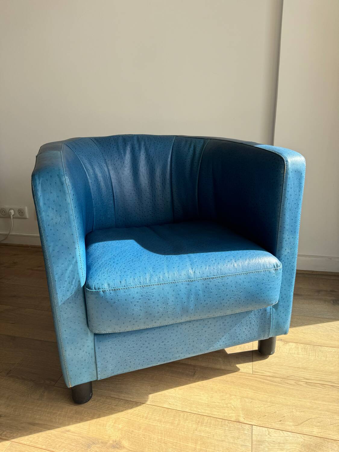 Fauteuil en cuir d'autruche bleu par Gérard Guermonprez