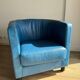 Fauteuil en cuir d'autruche bleu par Gérard Guermonprez