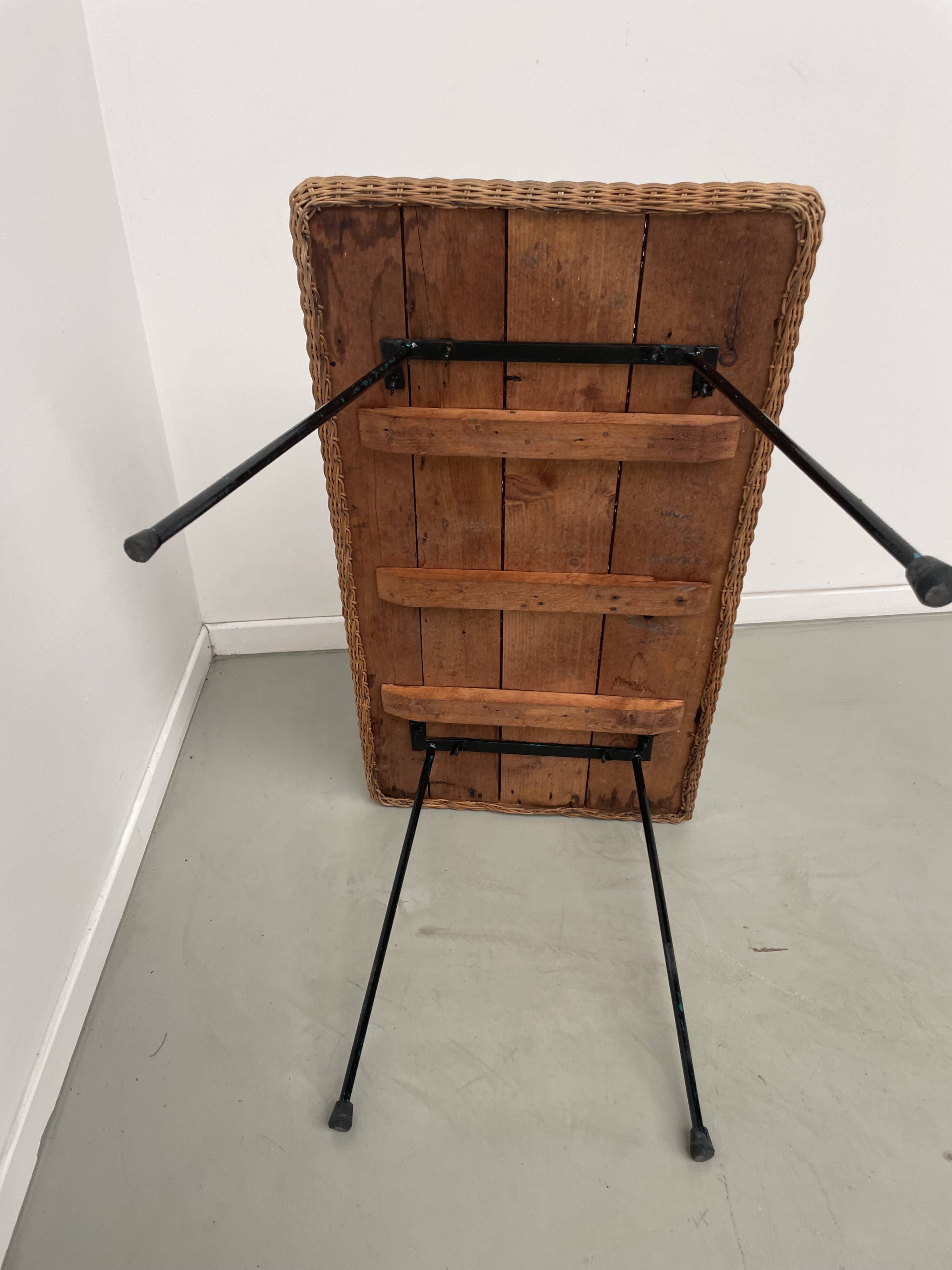 Table basse osier tressé et métal 1960