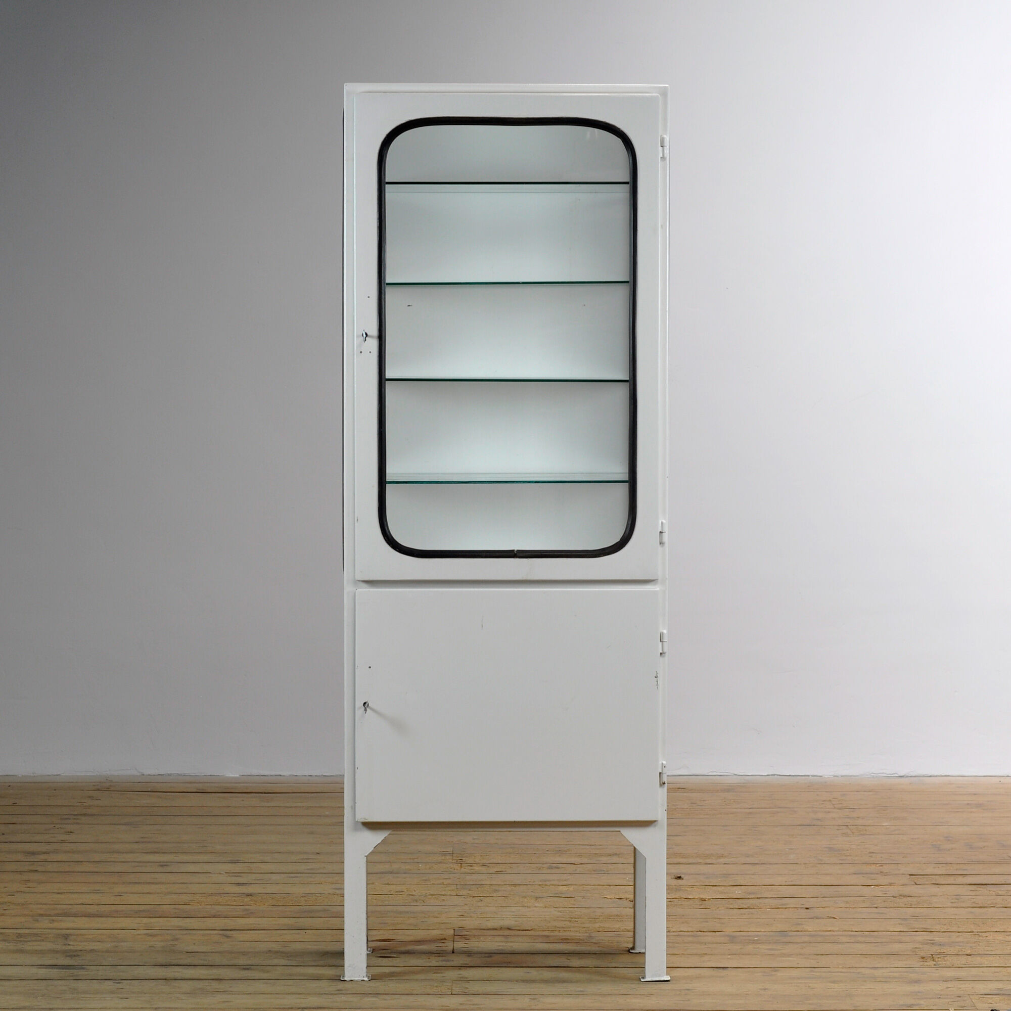 Cabinet de médecine vintage, années 1970