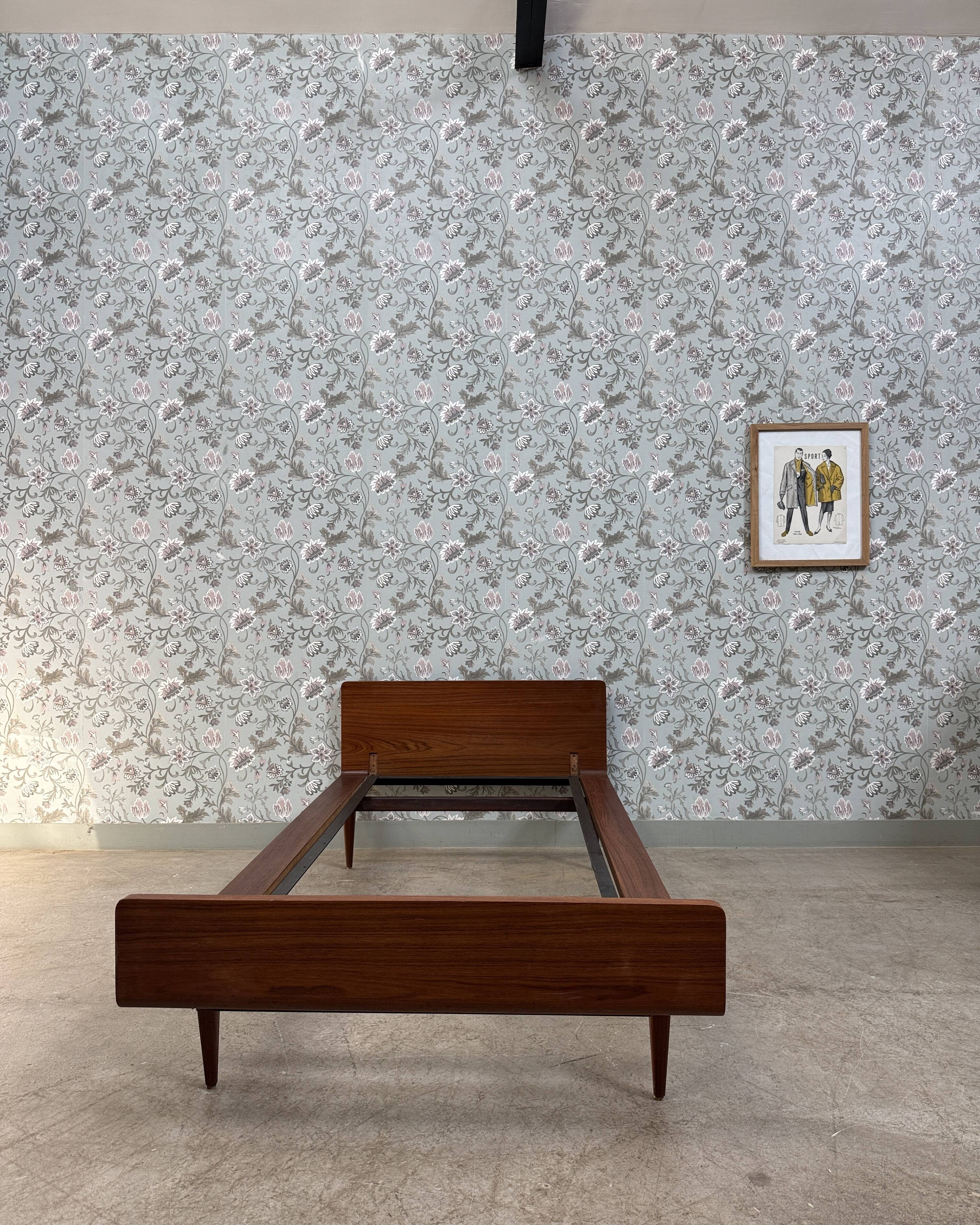 Lir Scandinavian daybed in teak