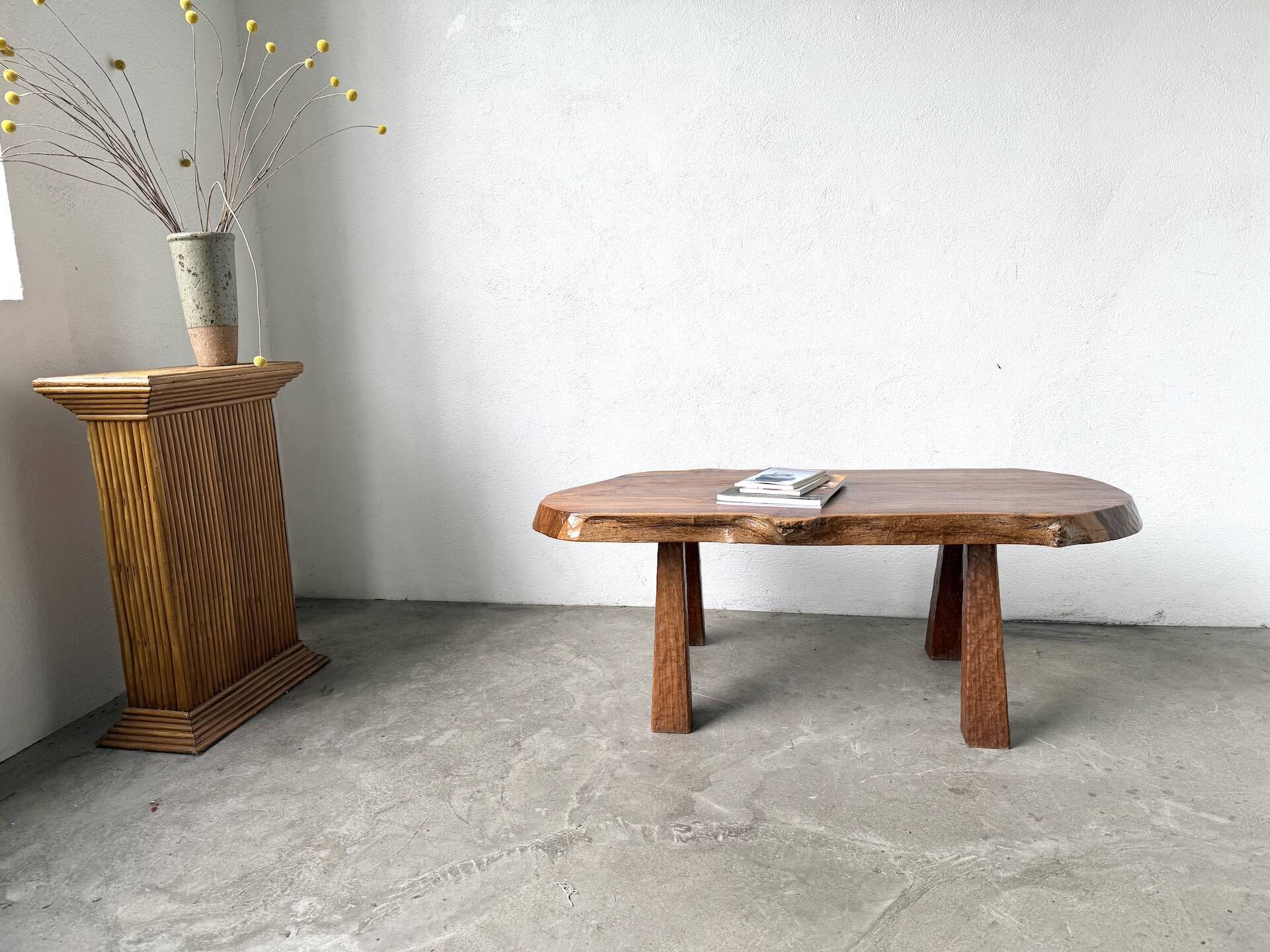 Table basse brutaliste en noyer massif, plateau slab live edge, France