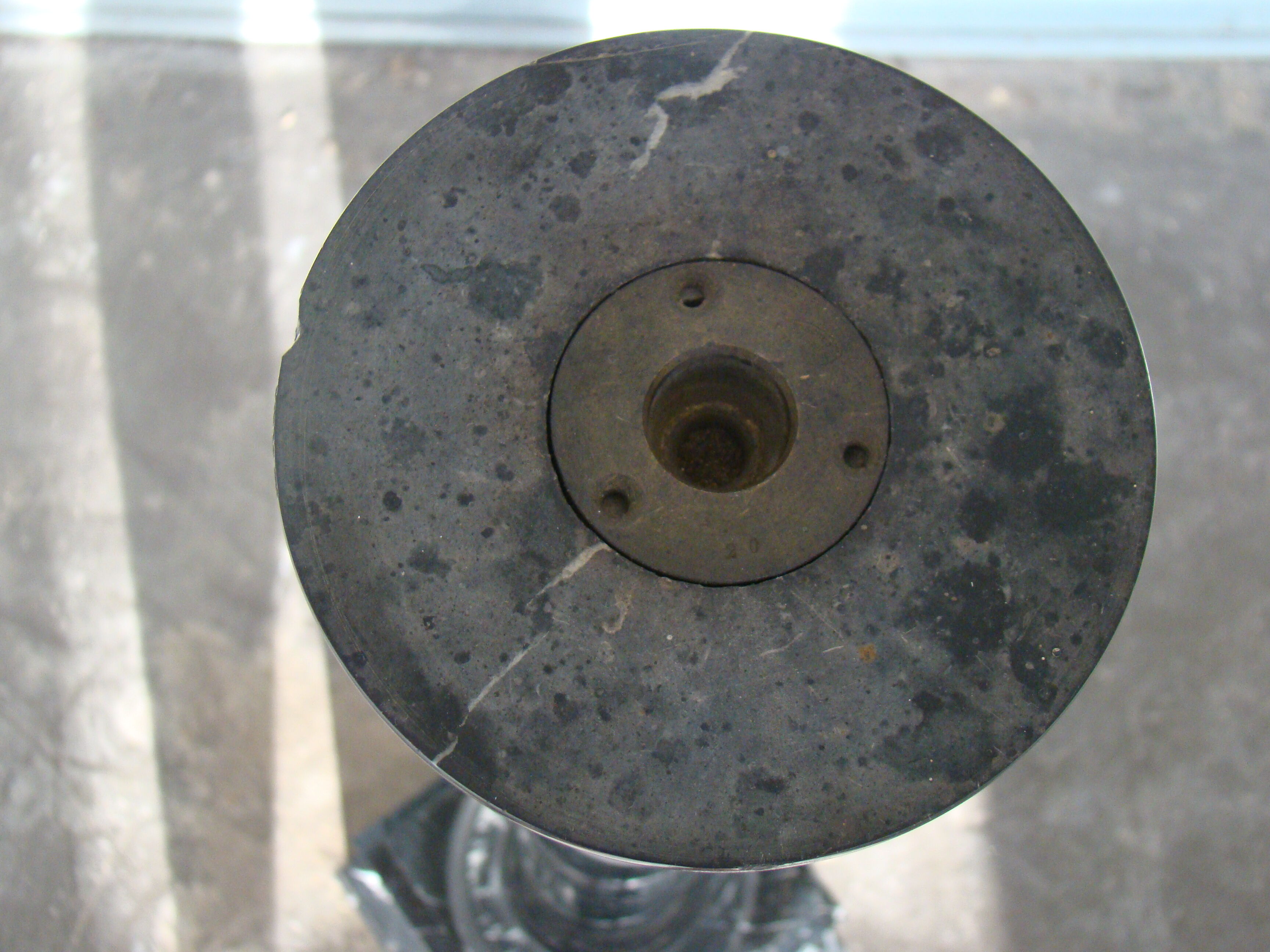 Pilier ou colonne en marbre noir