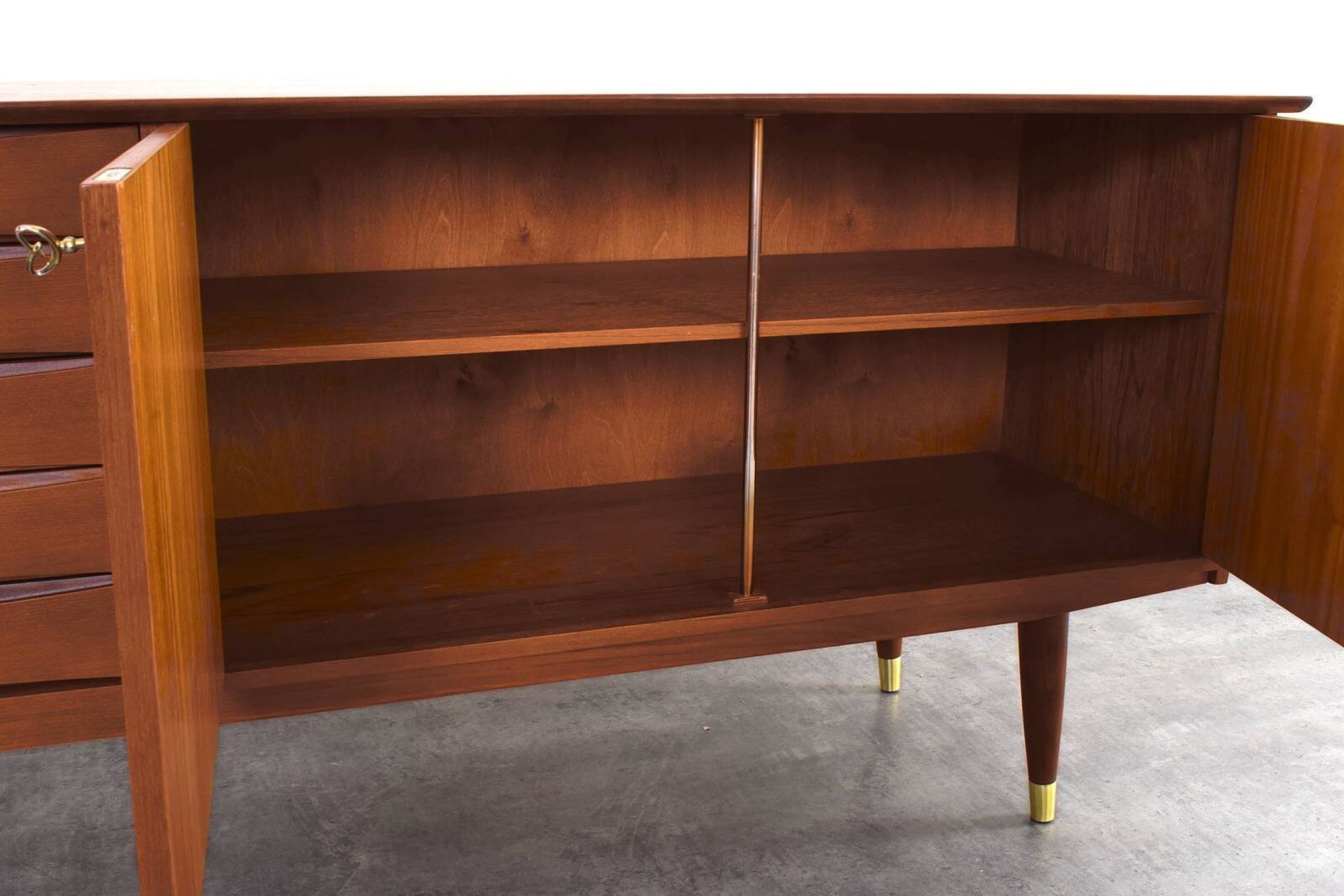 Buffet en teck du milieu du siècle par Fredrik A. Kayser, Norvège, années 1960.