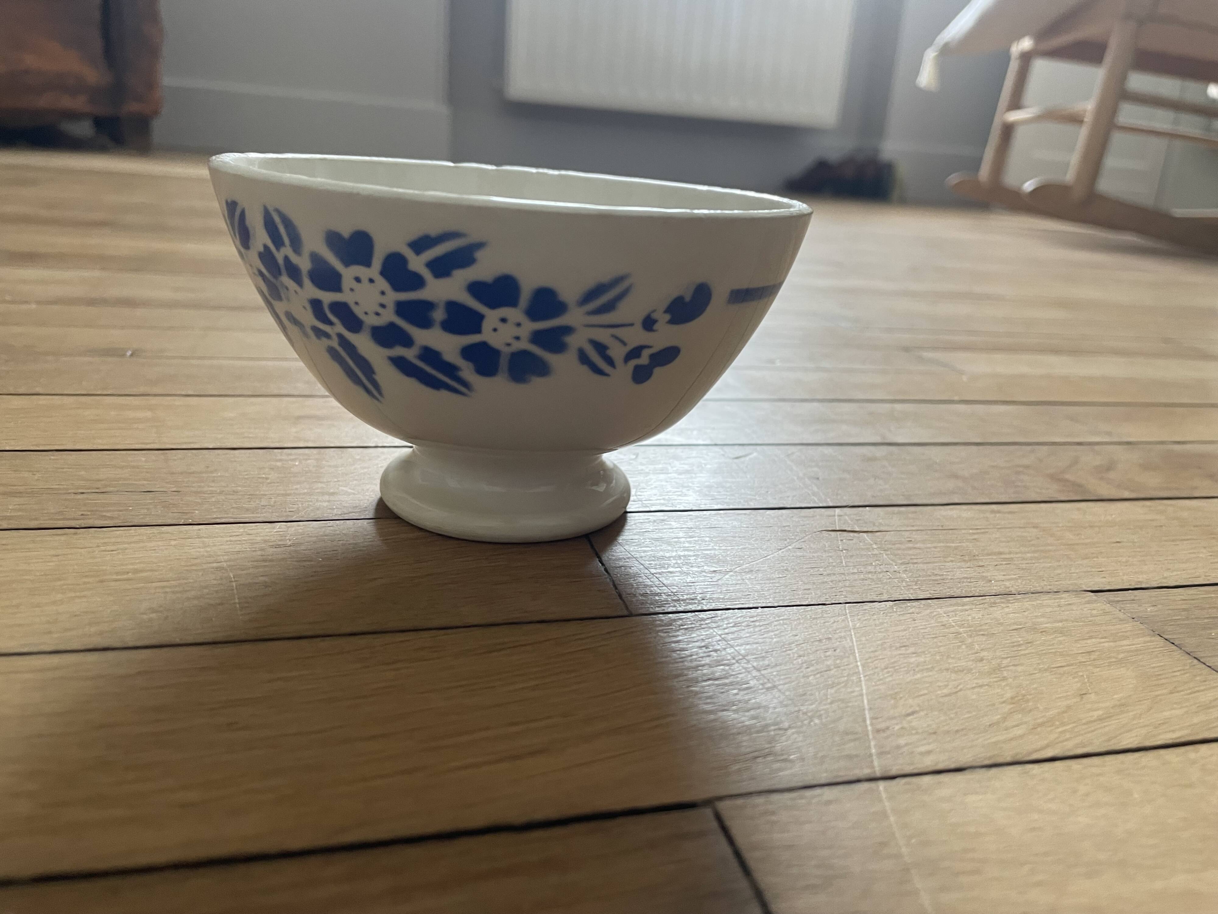 Bowl on pedestal 251013
