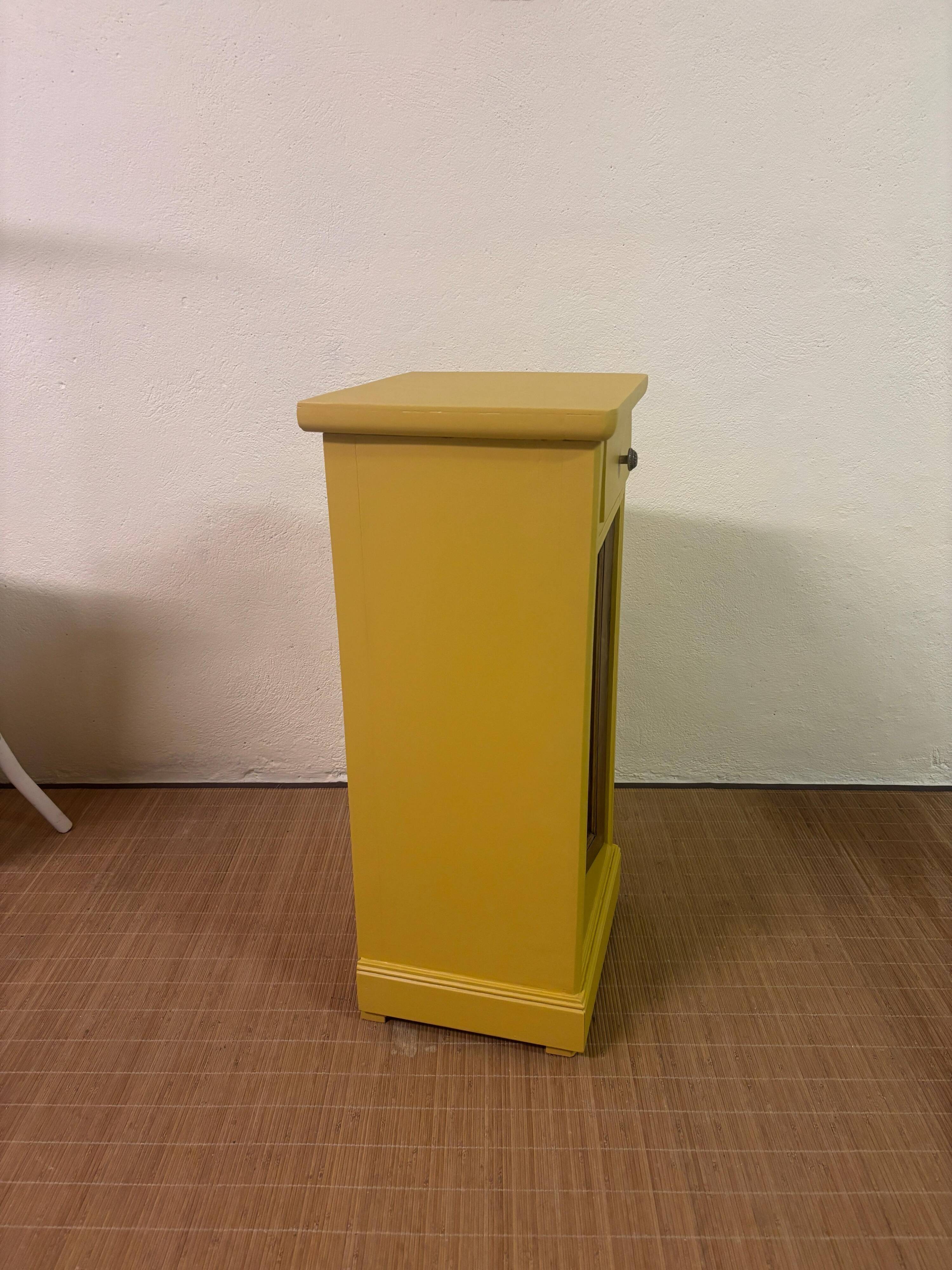 Petit meuble d'appoint ancien revisité – bois naturel et jaune moutarde