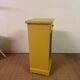 Petit meuble d'appoint ancien revisité – bois naturel et jaune moutarde