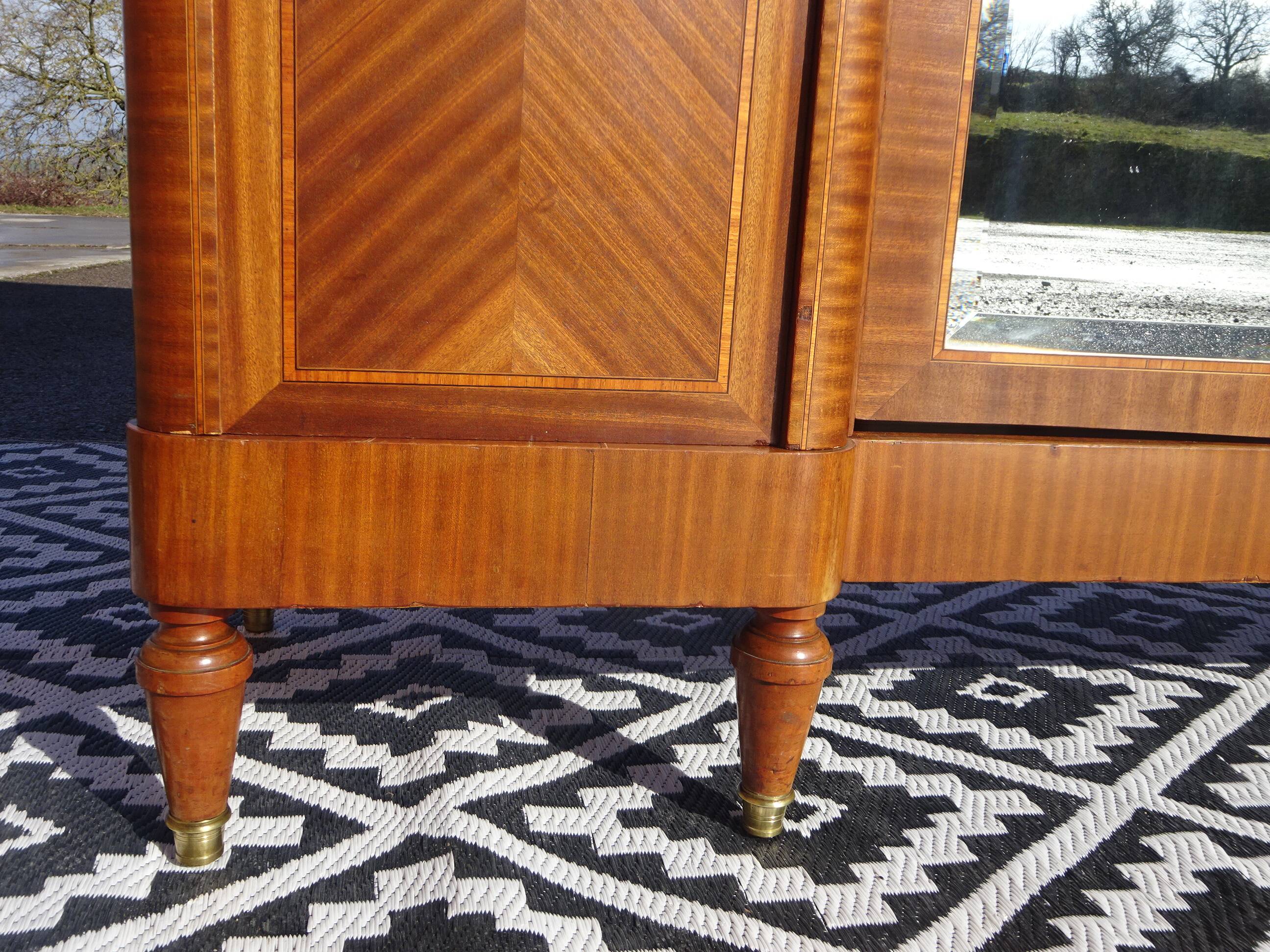 Ancienne armoire Louis XVI avec bronze et marqueterie