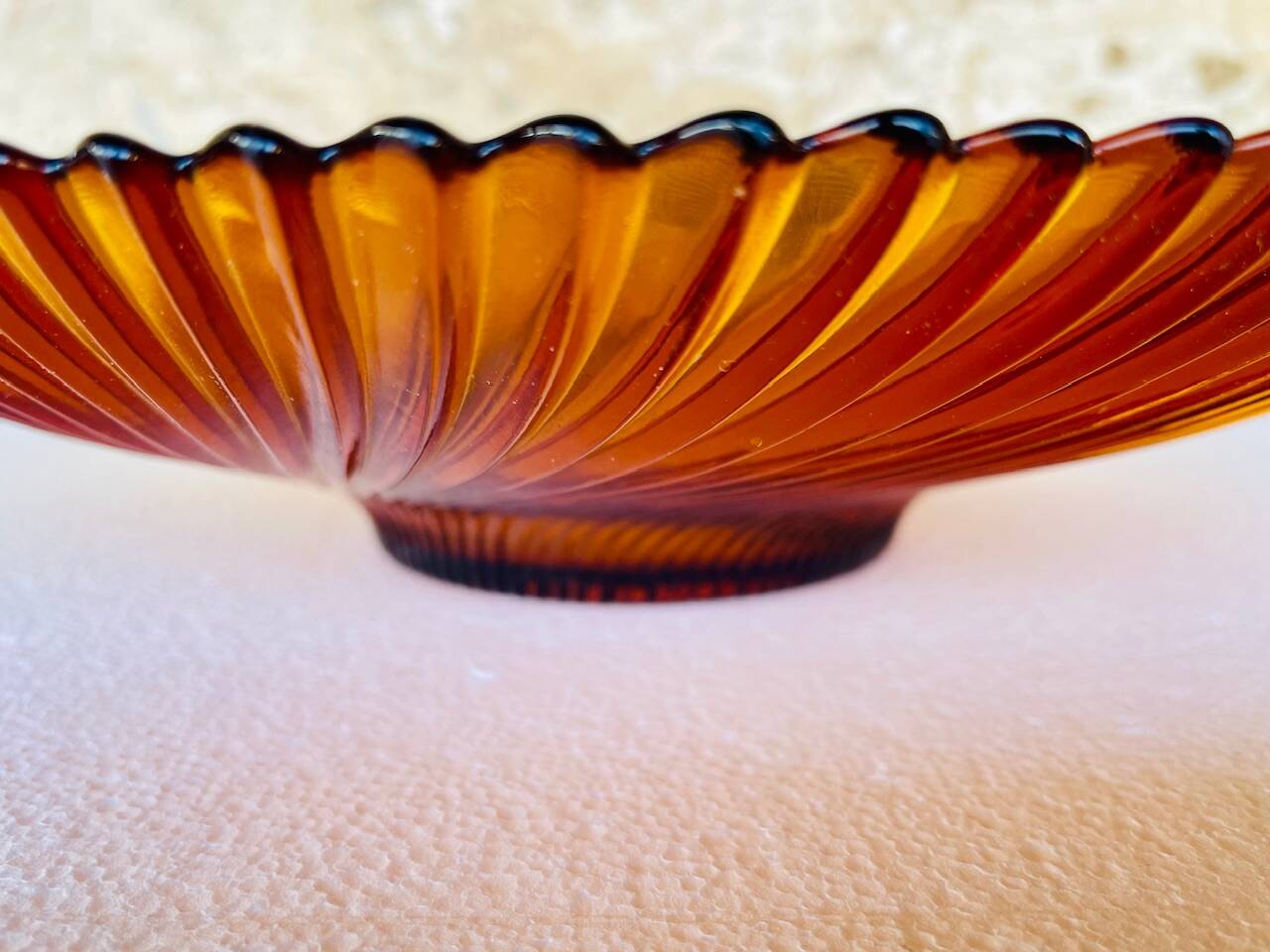 Coupe à fruits vintage en verre ambré ondulé, années 1970