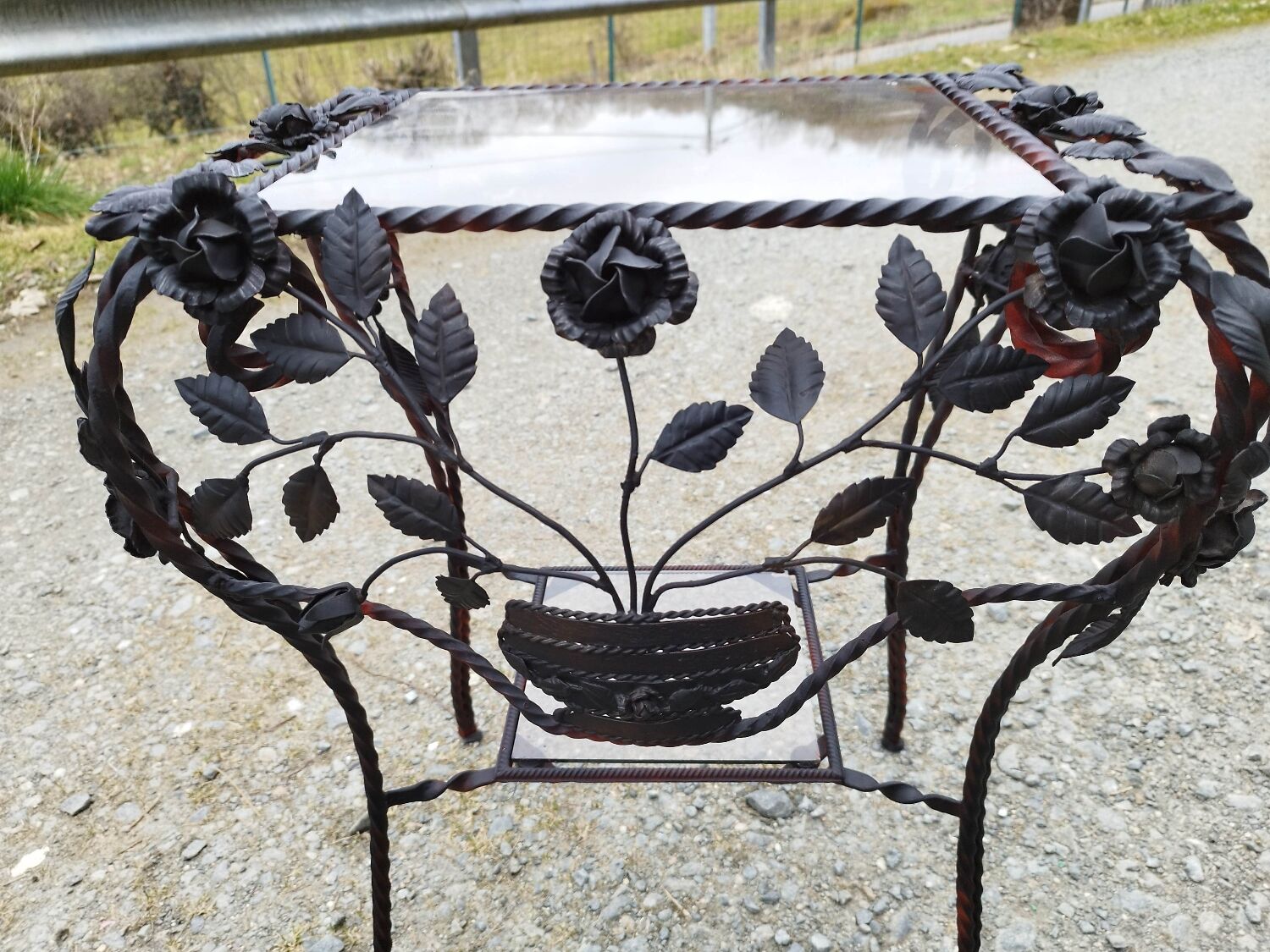 Table guéridon console sellette en fer forgé à décor de rose verre