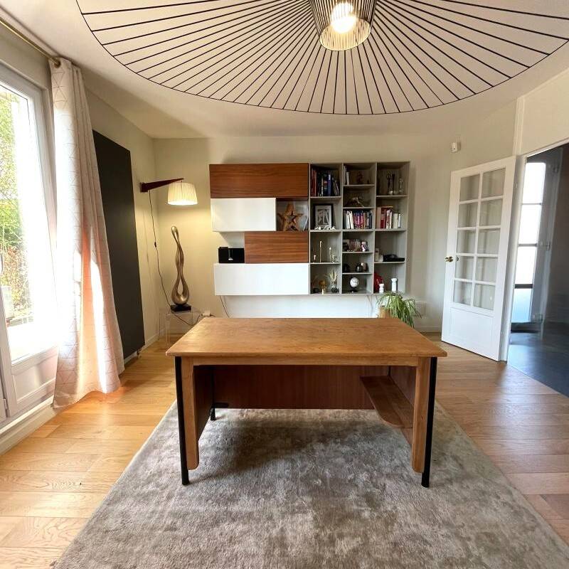 Vintage desk with modernist design – Prouvé style