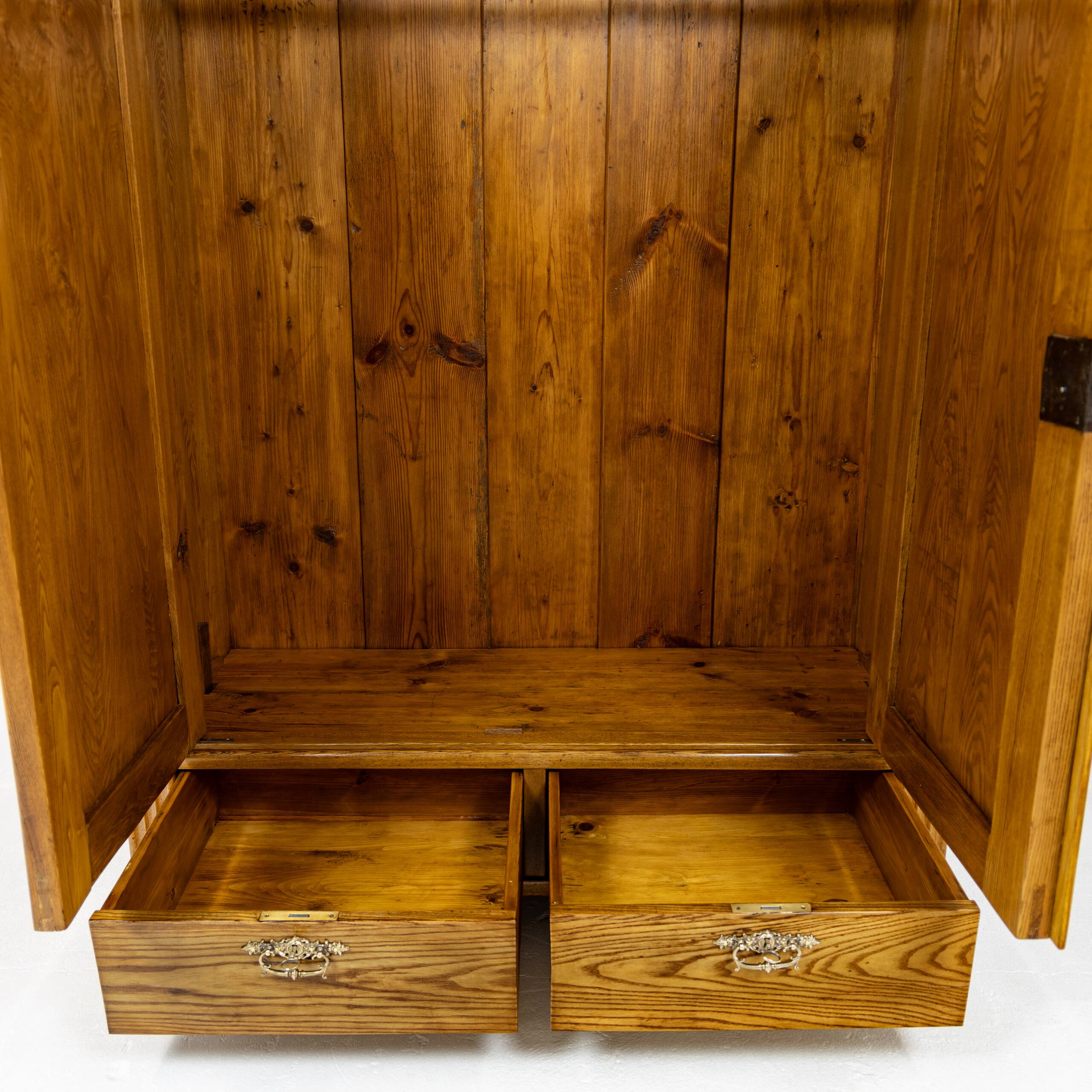 Armoire Louis-Philippe en frêne massif - 1835-1850