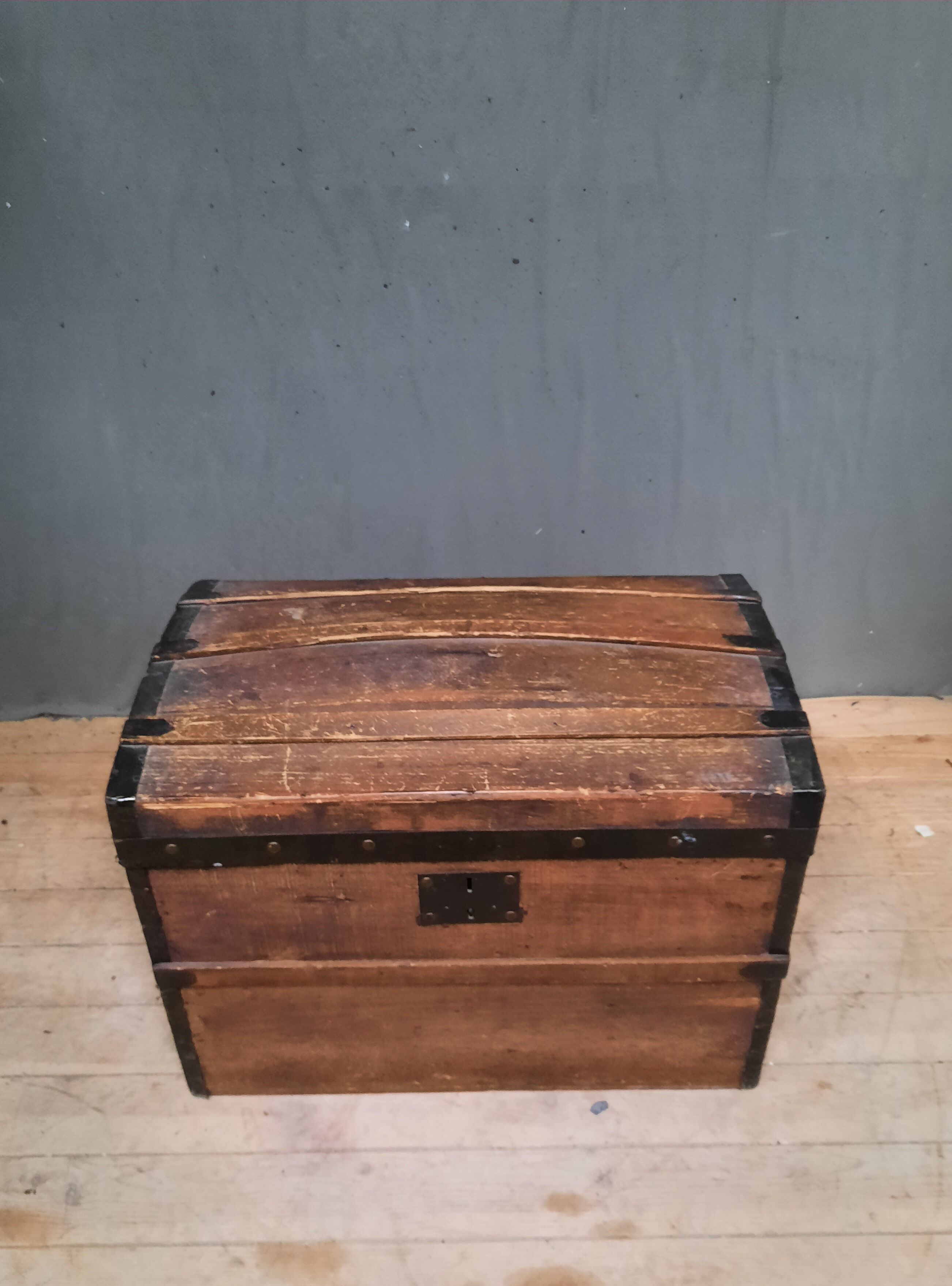 Coffre bombé en bois et métal