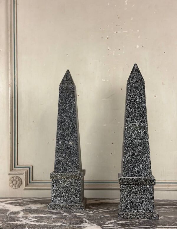Paire d’obélisques en granit gris, vers 1980
