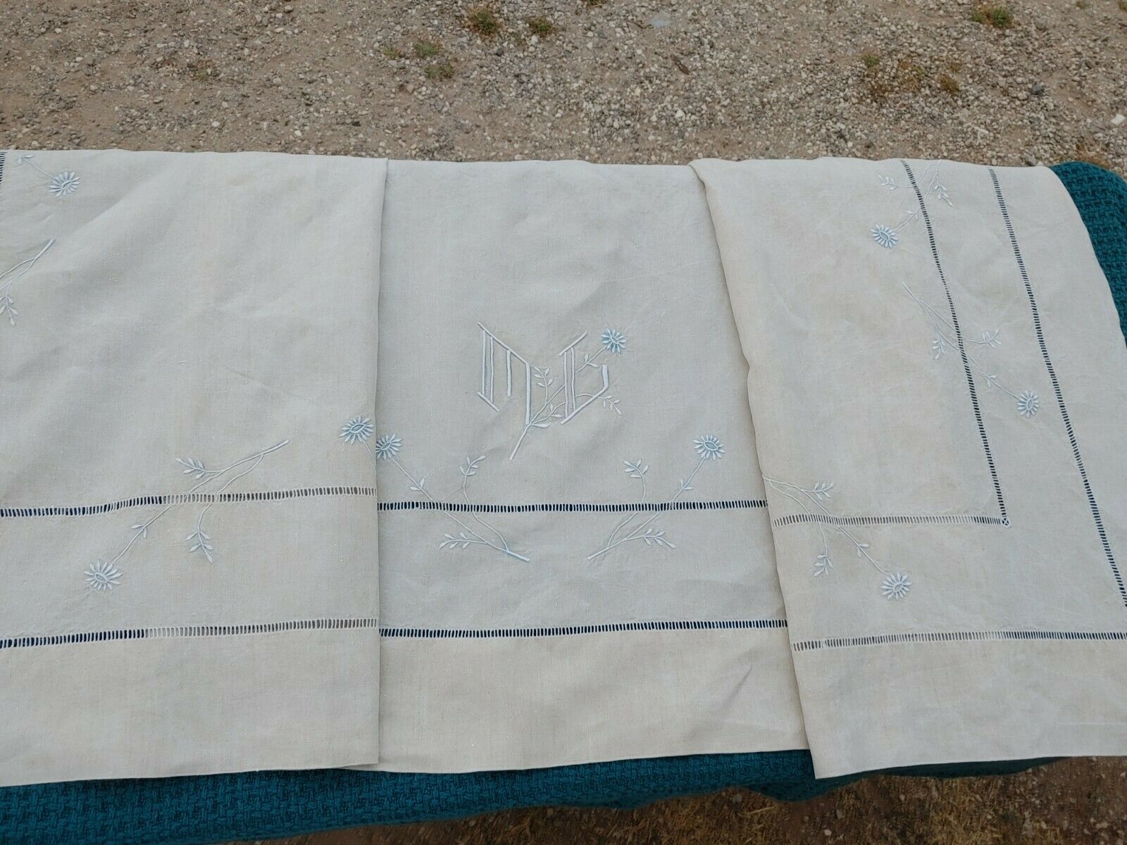 Drap ancien toile de lin retour, fleurs, monogramme brodé main 215 cm x 267 cm