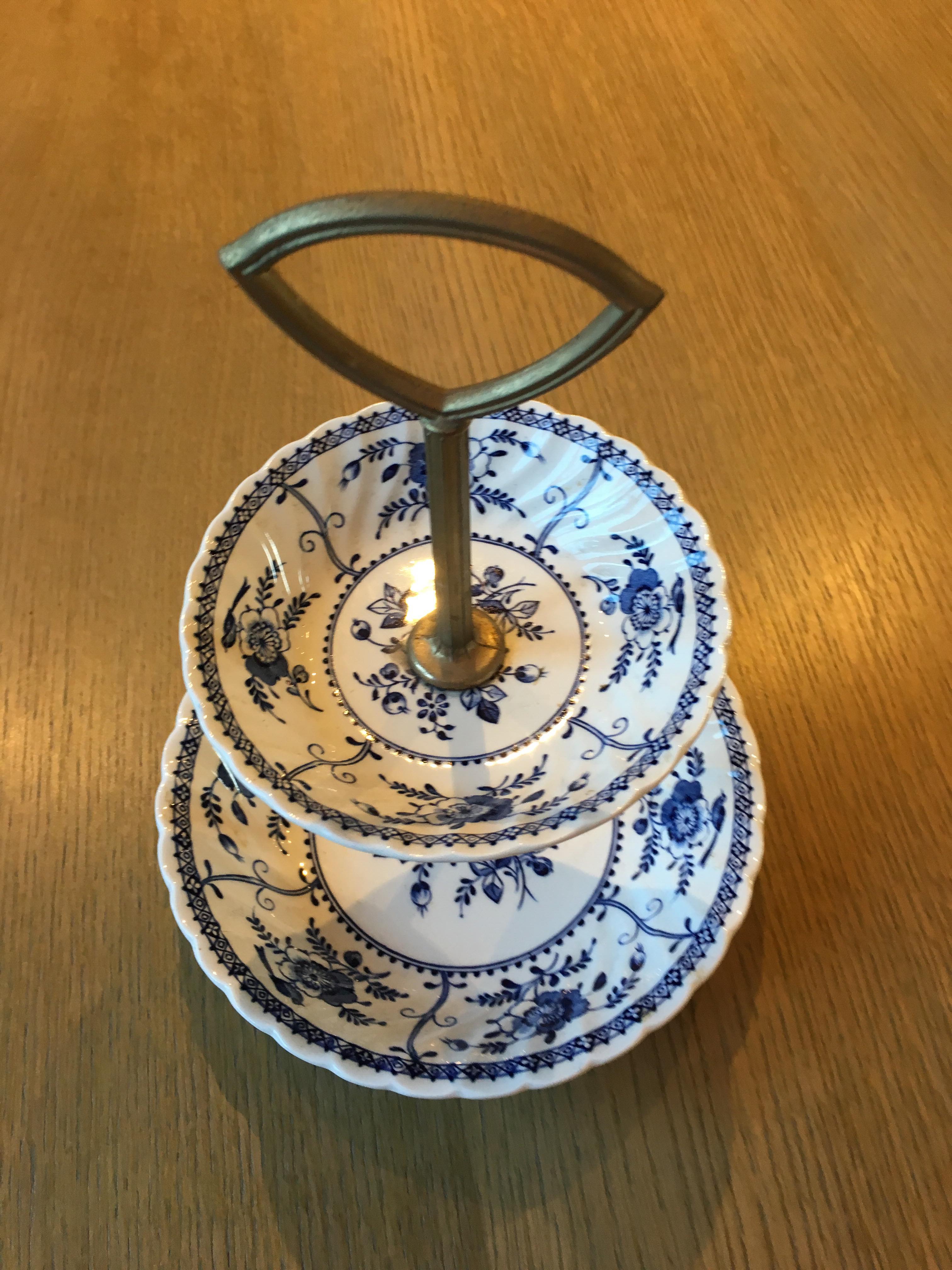 Mute Servant / English Faïence Cake Display