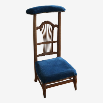 Chair Pray to God in walnut and velvet. Nineteenth century