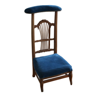 Chair Pray to God in walnut and velvet. Nineteenth century