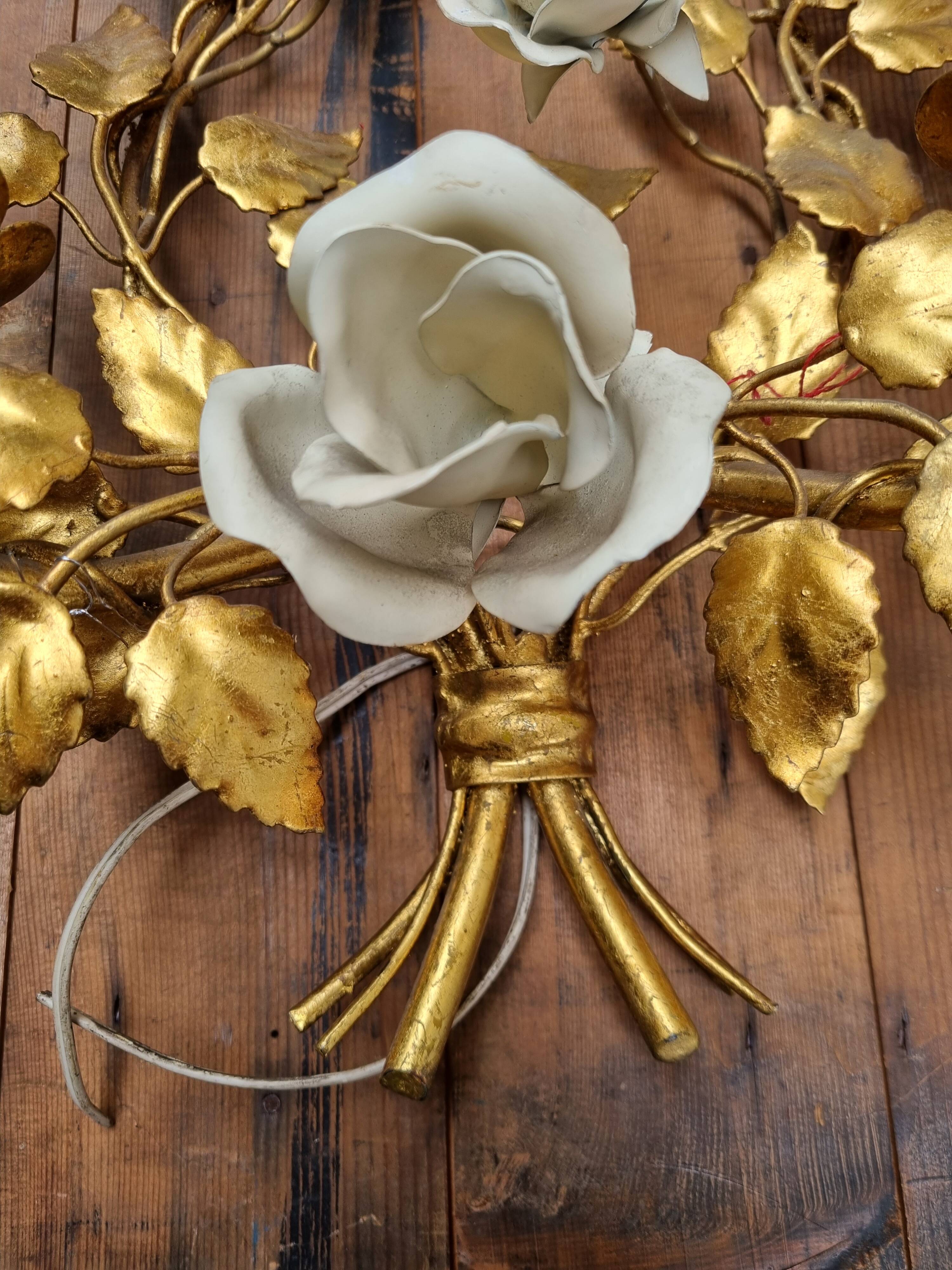 Floral golden wall lamp