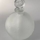 Flacon lalique dans la nuit, en verre dépoli, forme boule