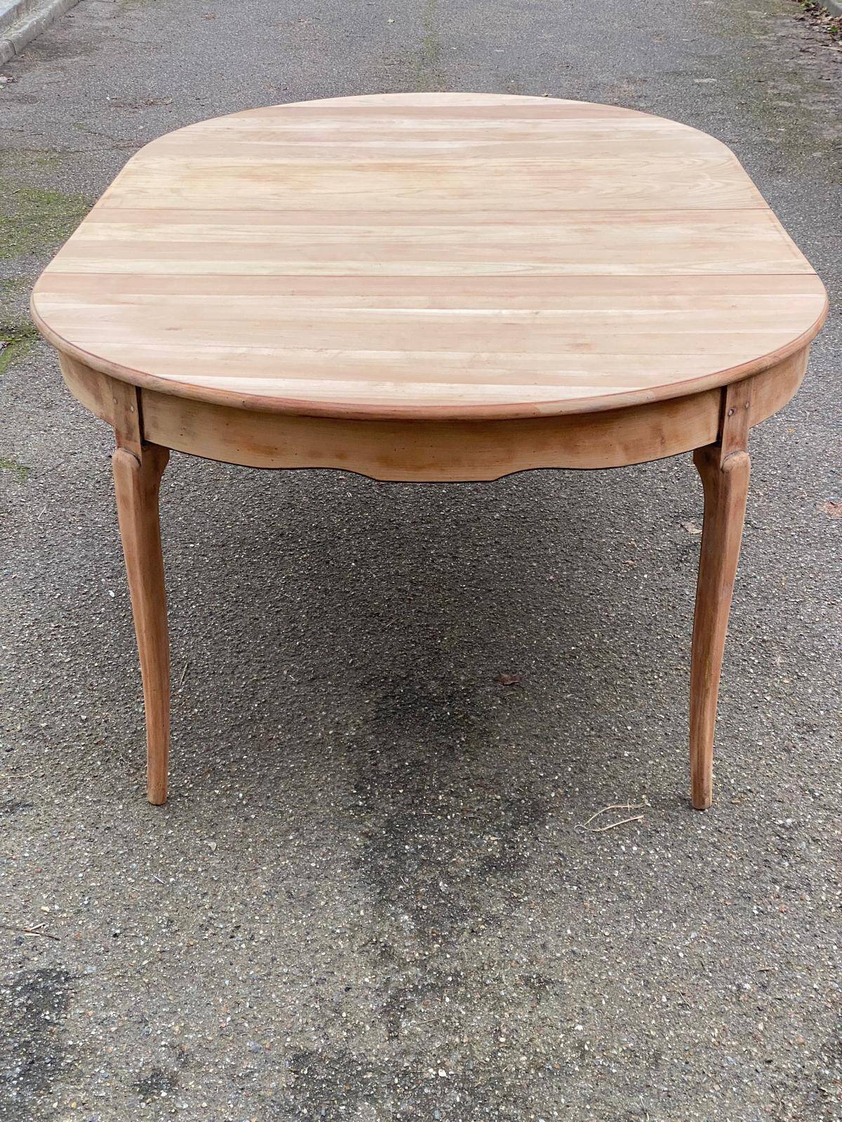 Renovated round dining table in solid wood, Louis XV style from the 19th century.