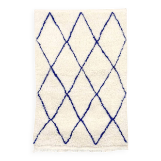 Tapis berbère Beni Ouarain • Motifs bleu Majorelle sur fond blanc