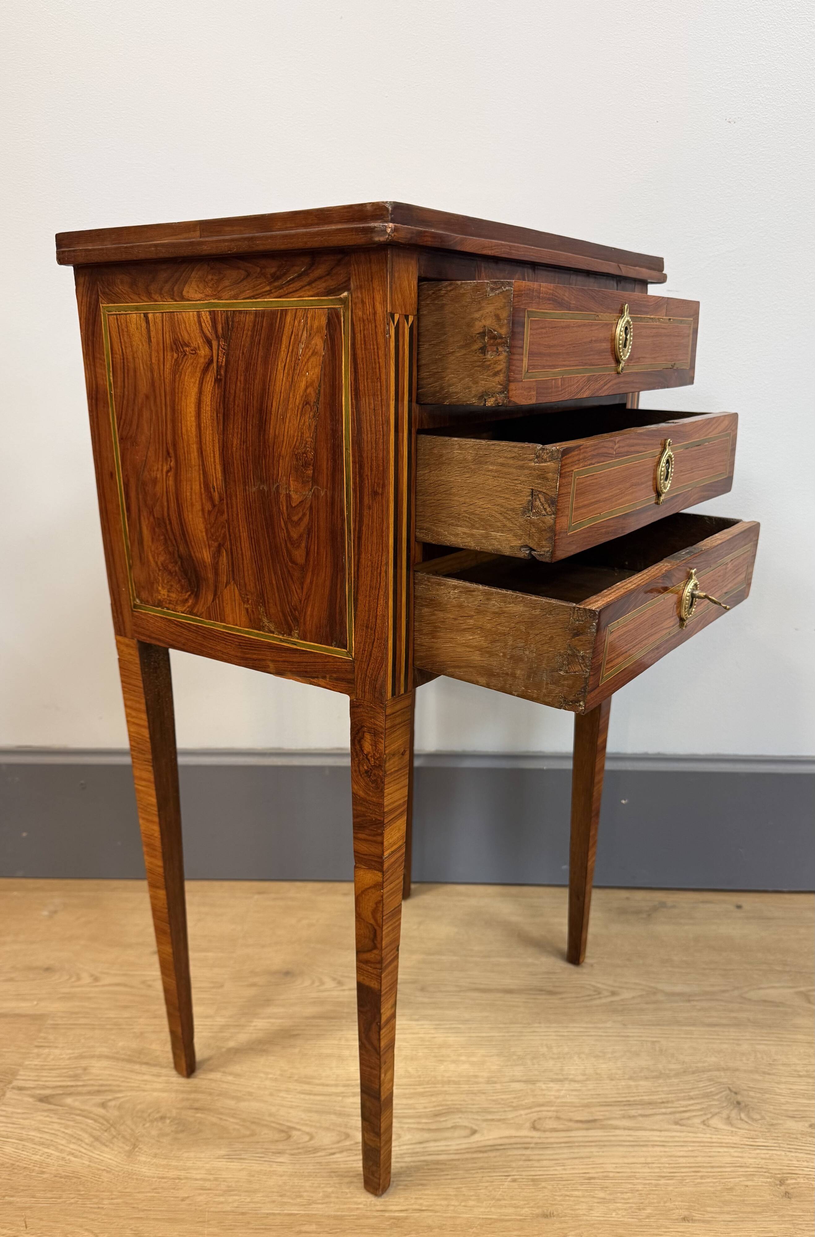 Small chiffonnier table in Louis XVI style.
