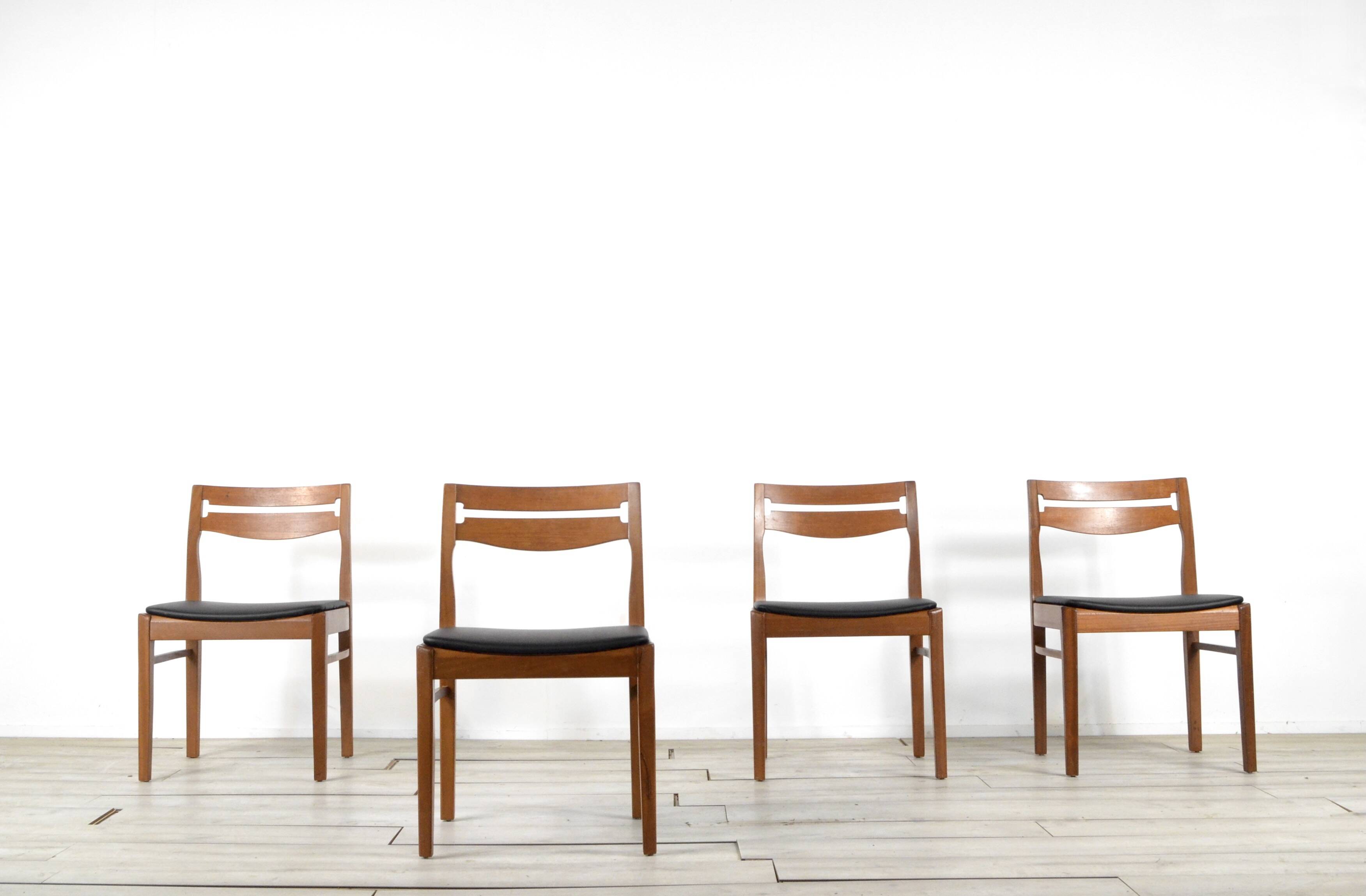 Ensemble de 4 chaises du milieu du siècle en teck et similicuir