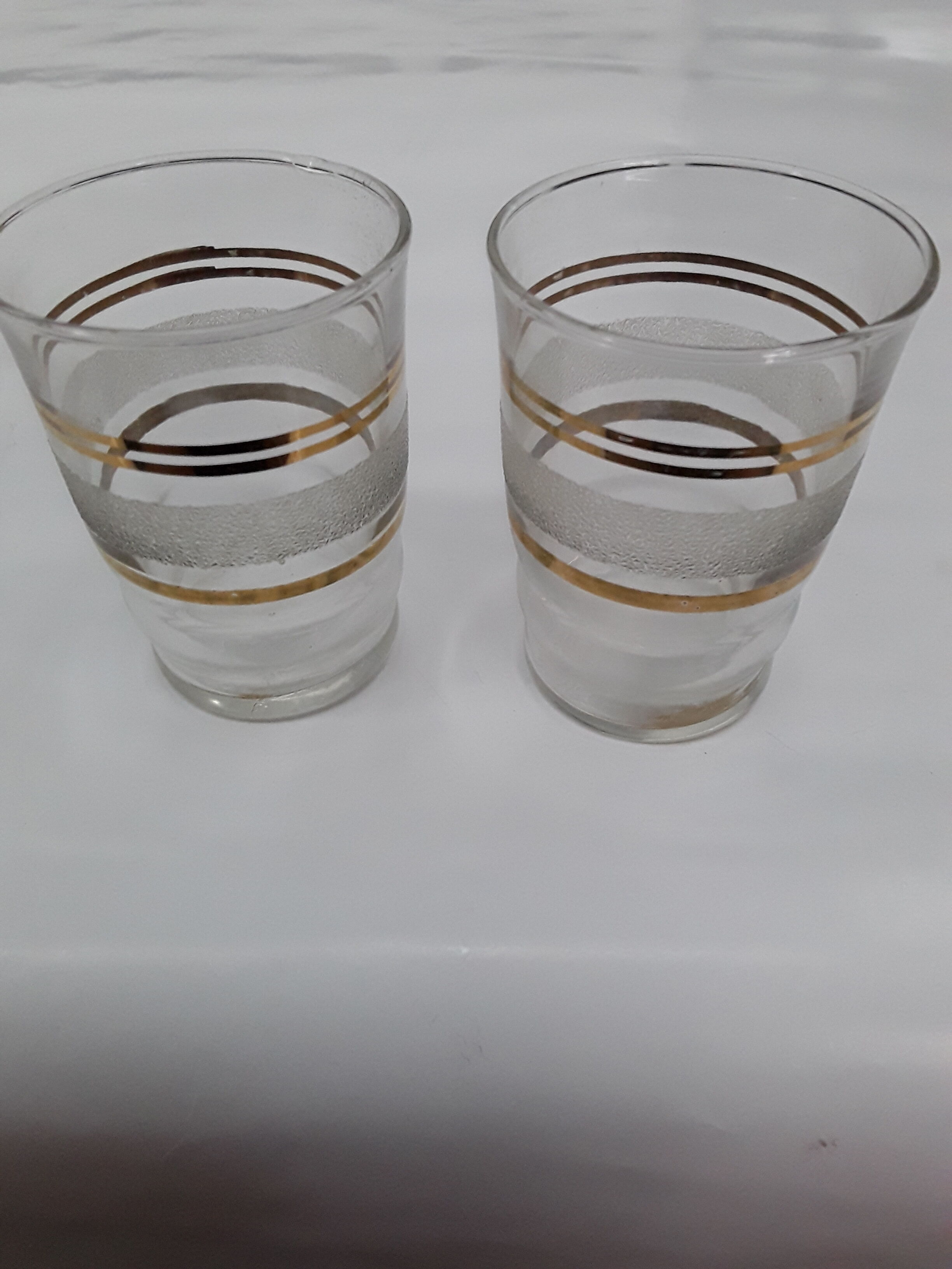 6 vintage glasses lined golden