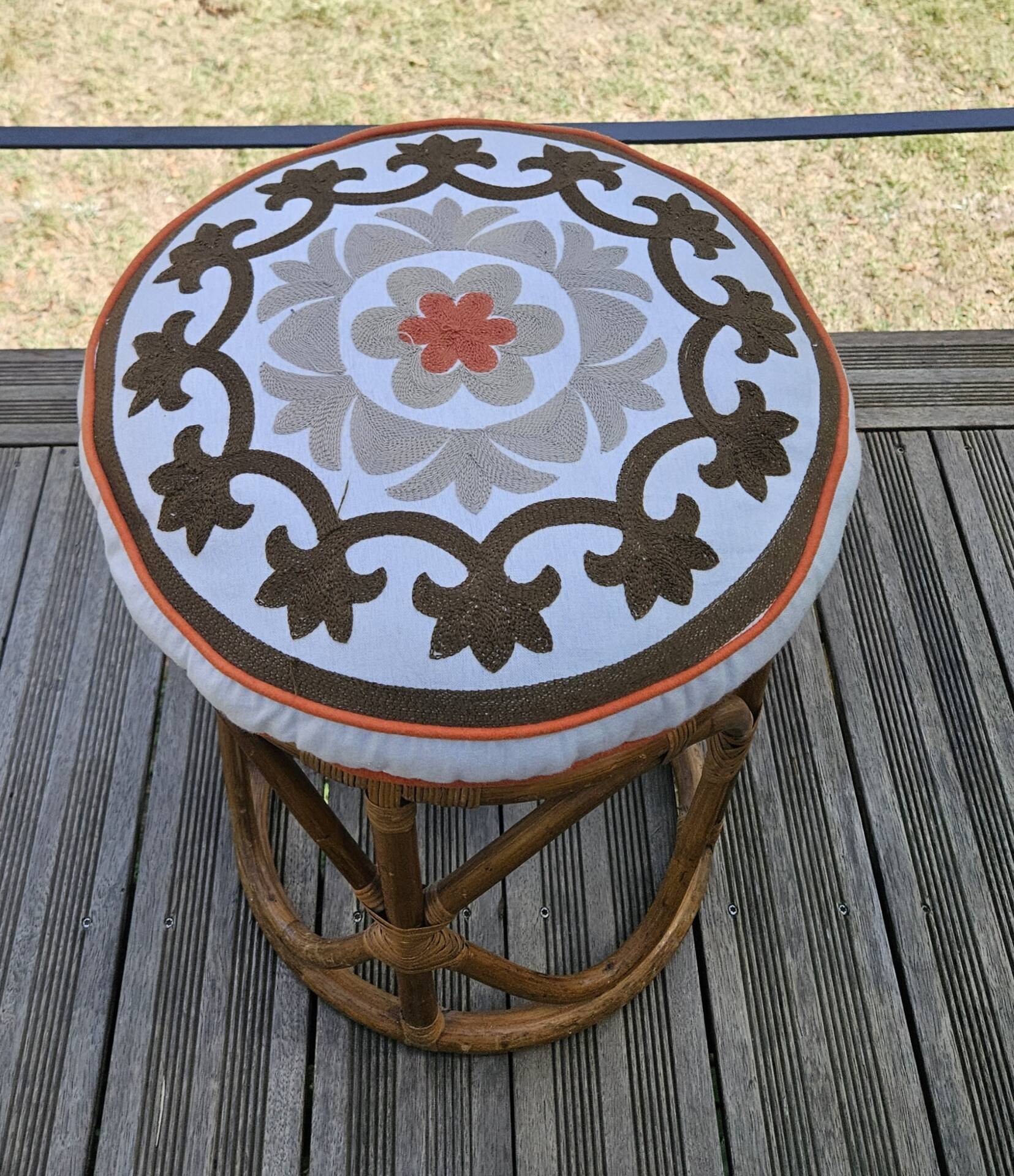 Pouf en rotin avec coussin