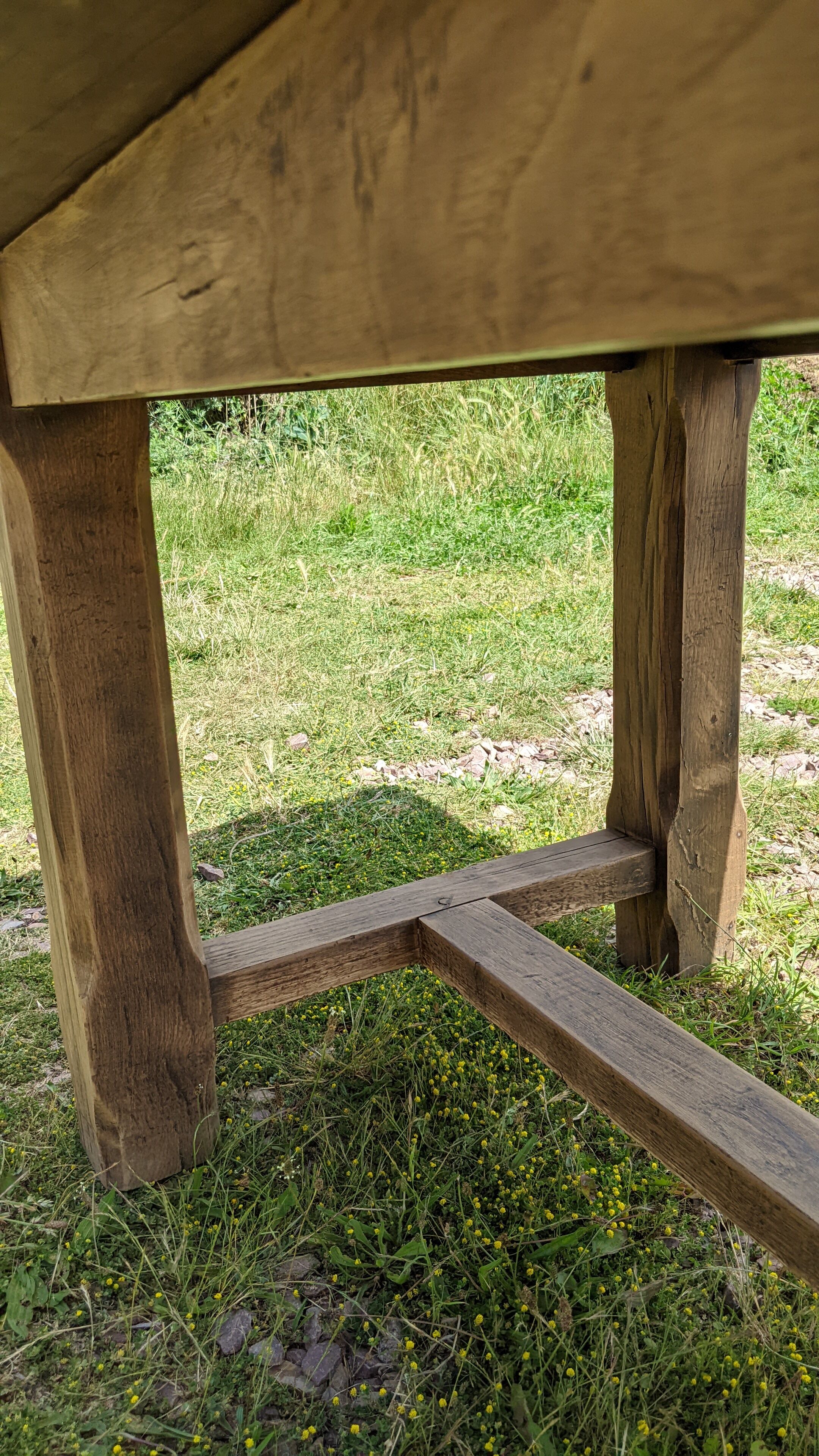 Old table in solid chene