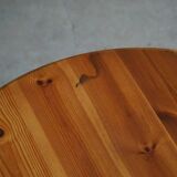 Modern round Danish coffee table in solid pine, Rainer Daumiller style, 1970s.