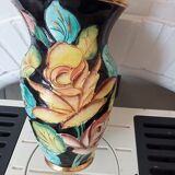 Vase fleuri, signé Vallauris