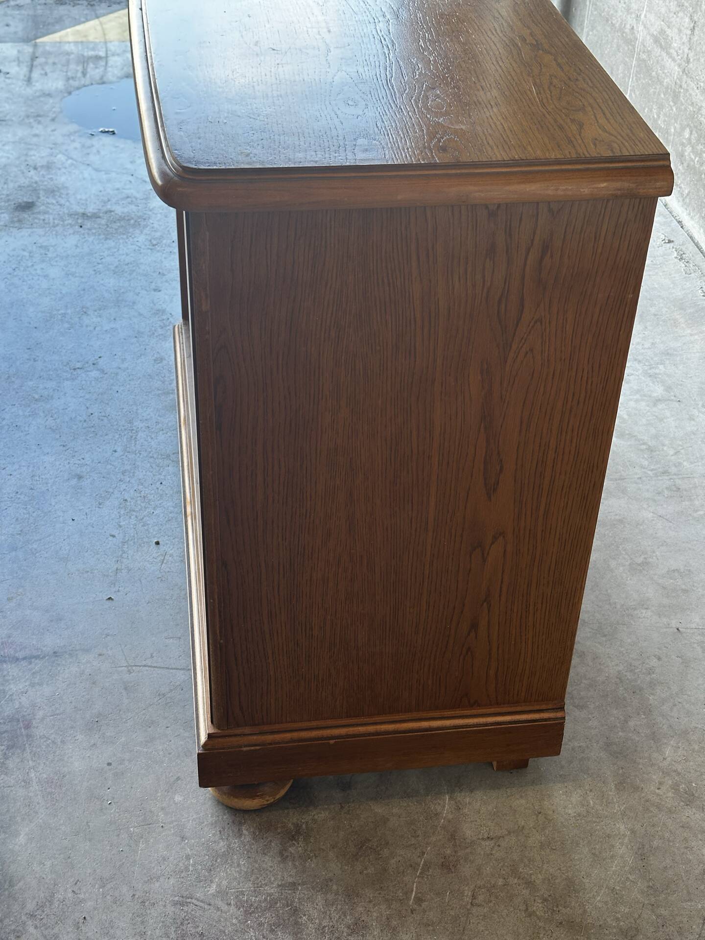 Commode en chêne à quatre tiroirs, style classique