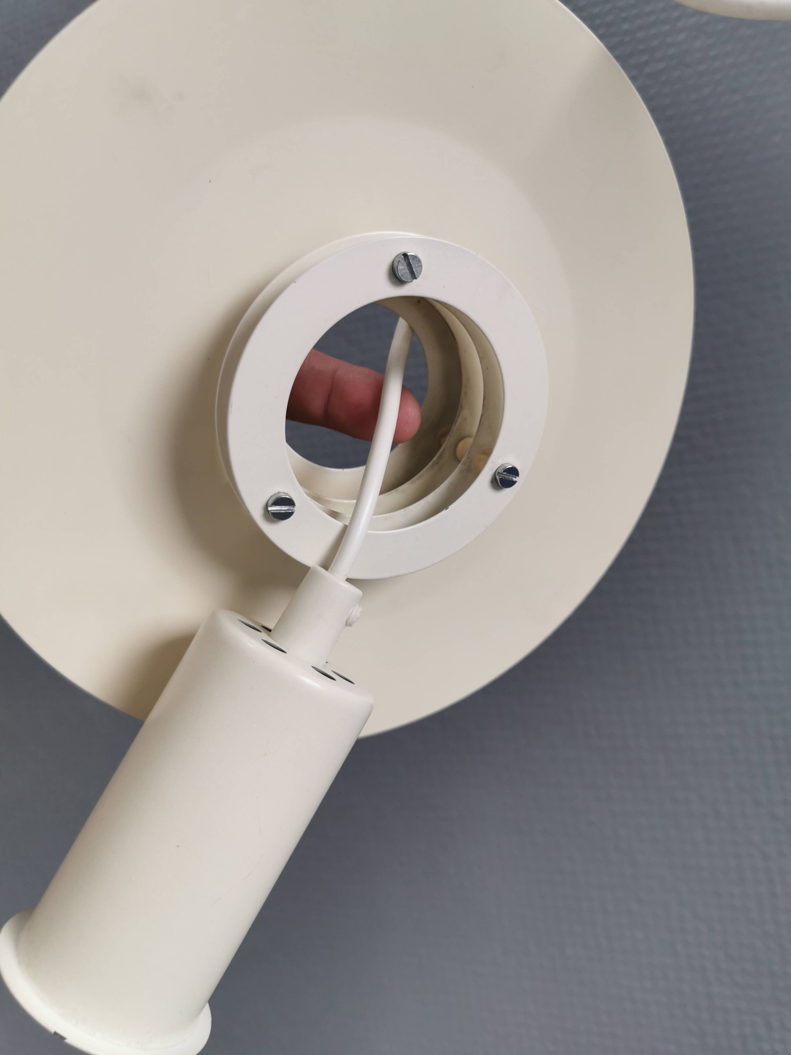 Une lampe suspendue minimaliste blanche de Lyfa Danemark, années 1980.