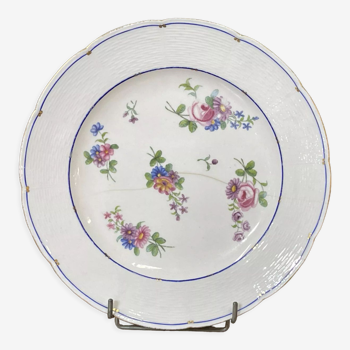 Assiette en porcelaine de Sèvres à décor polychrome de fleurs du XVIIIème siècle