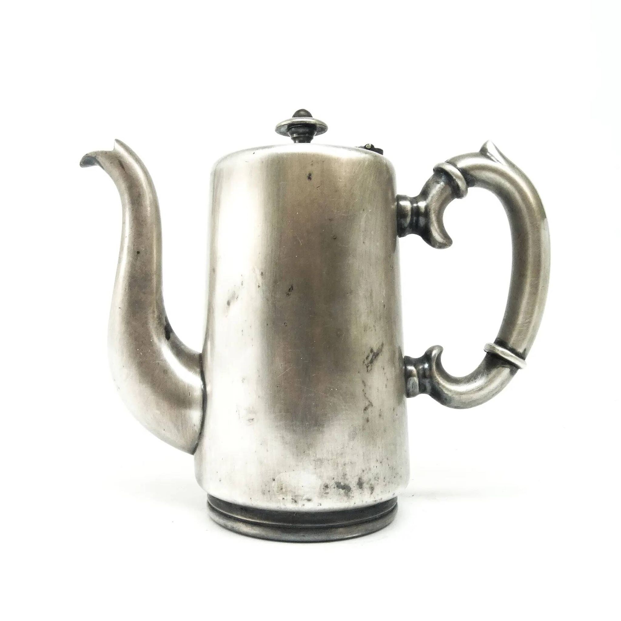 Cafetière d'hôtel, éclectisme, laiton argenté, Pologne, années 1920.
