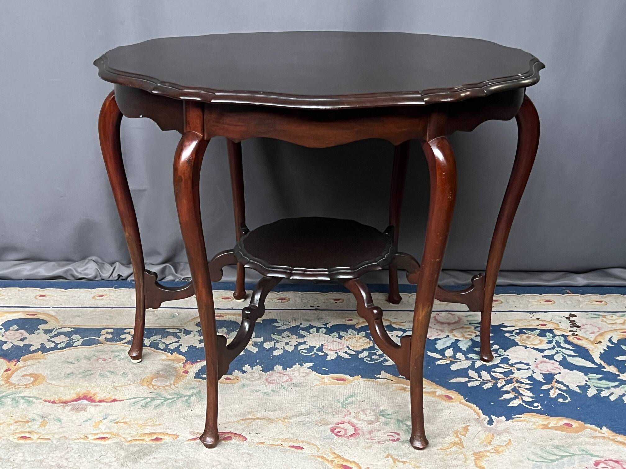 Victorian style coffee table. Mahogany. England. 19th century.