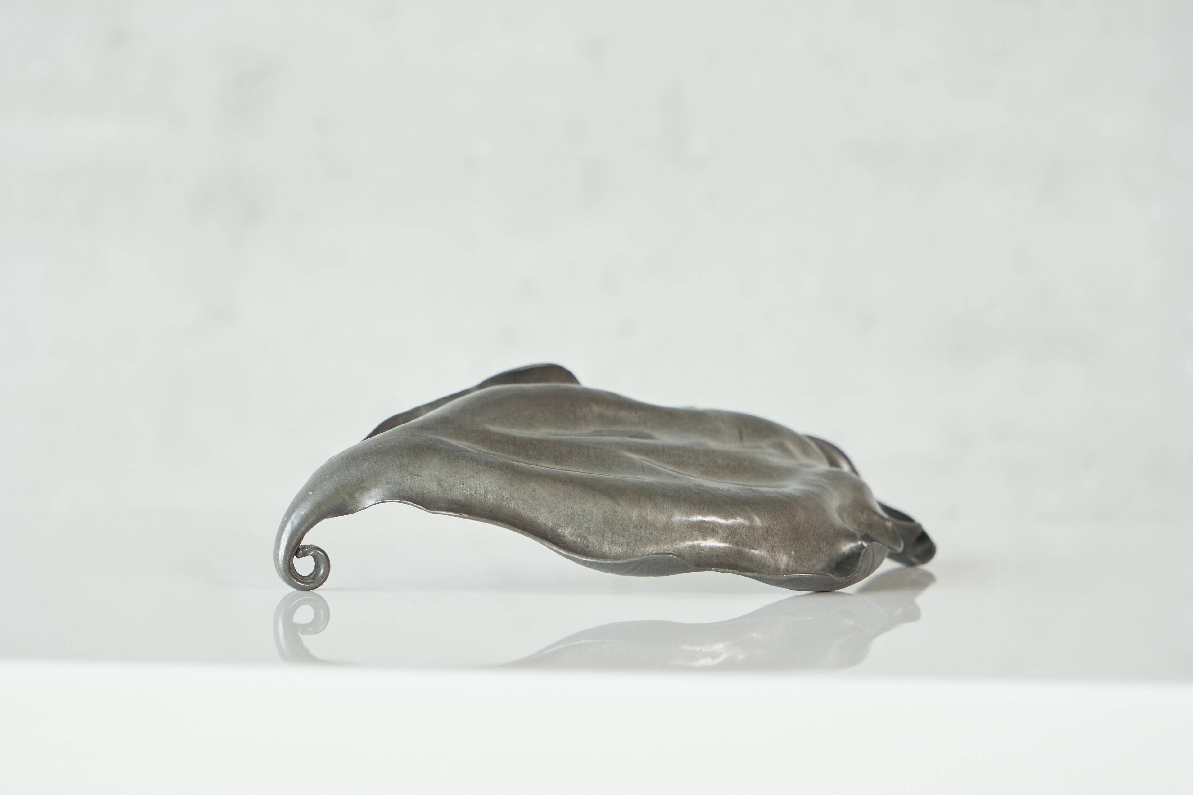 Mid-century leaf-shaped tray in tin from the 1960s.