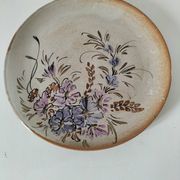 Assiette en grès décor floral peint à la main