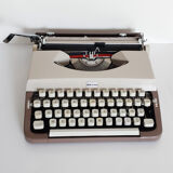 Portable, functional Riccar typewriter