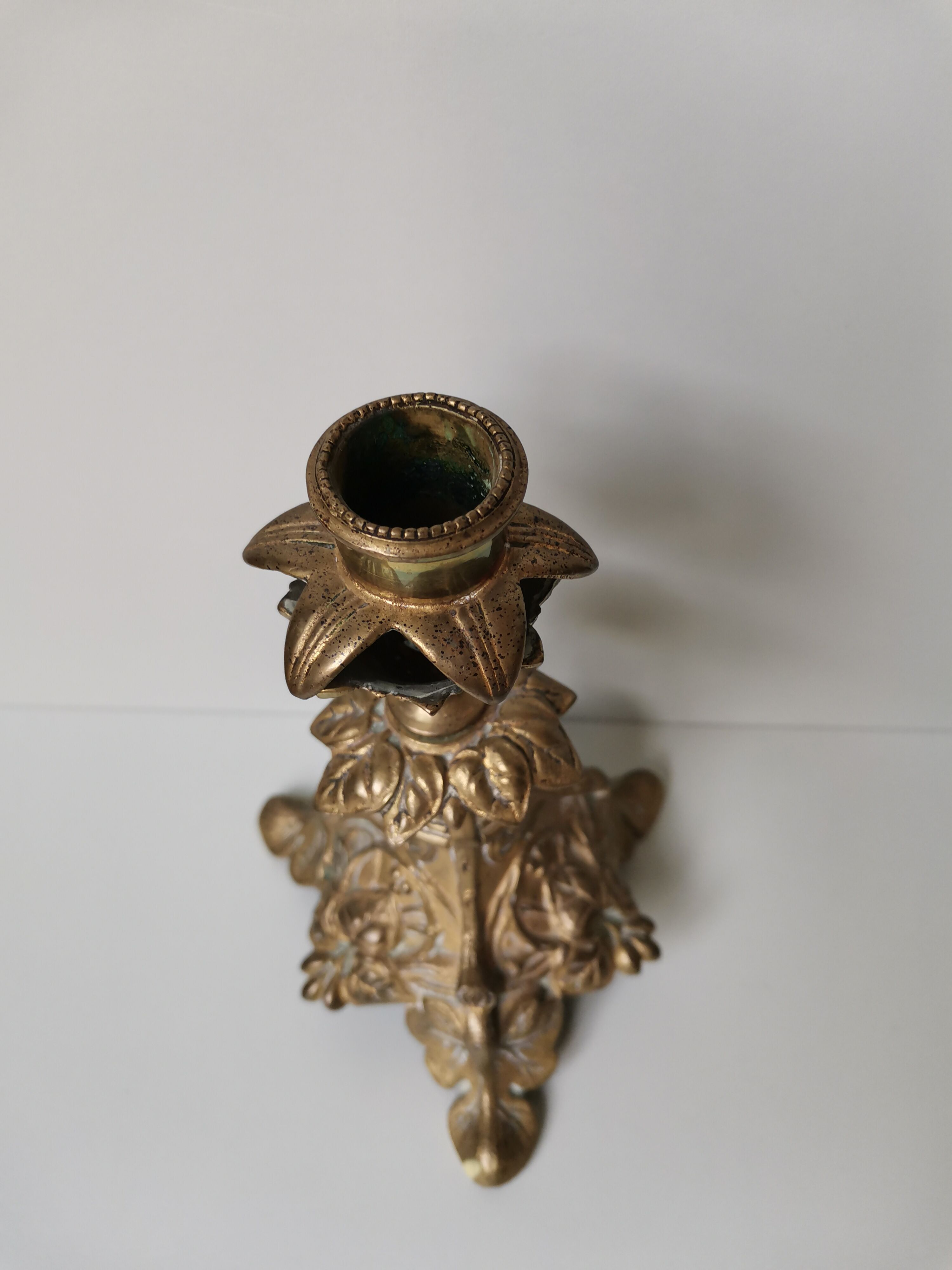 Candle holder in vintage gilded bronze plant leaf