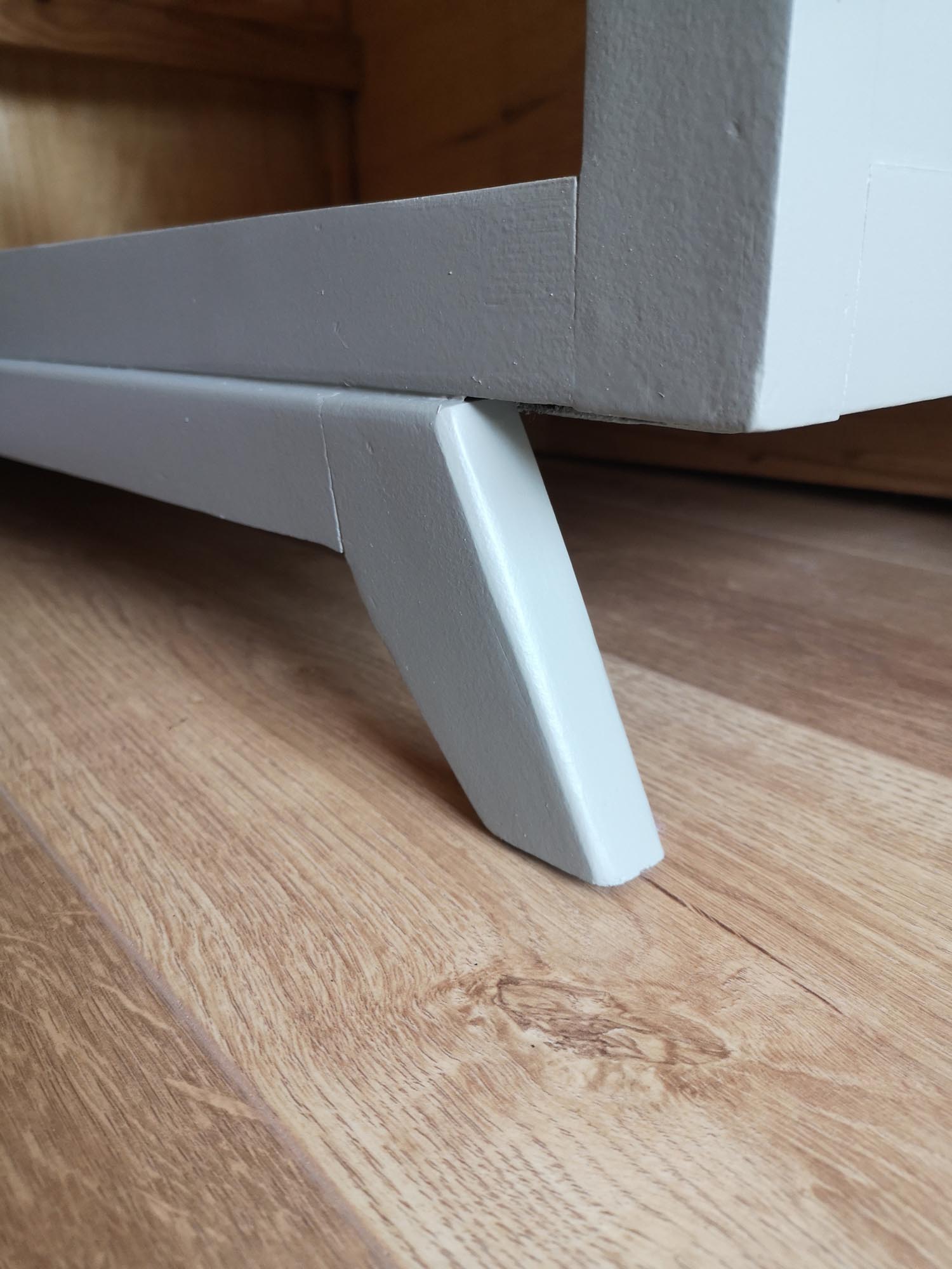 Asymmetrical cabinet compass feet