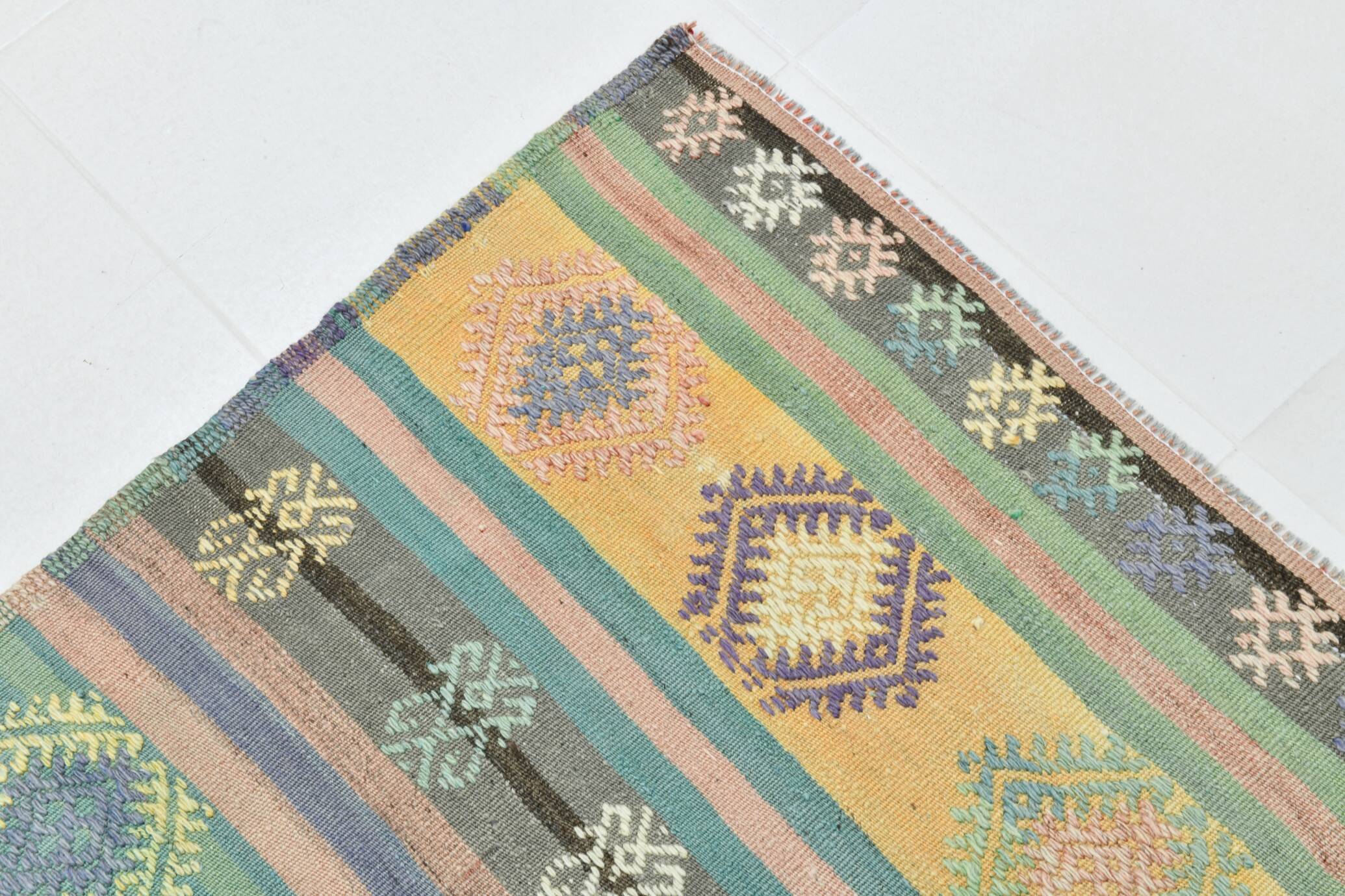 Tapis Kilim Anatolien 5x9 ft – Rayures Pastel en Vert Menthe, 163x268Cm