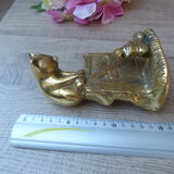 Figurine en laiton doré de chat sur clôture regardant une souris dans une chaussure Vintage India