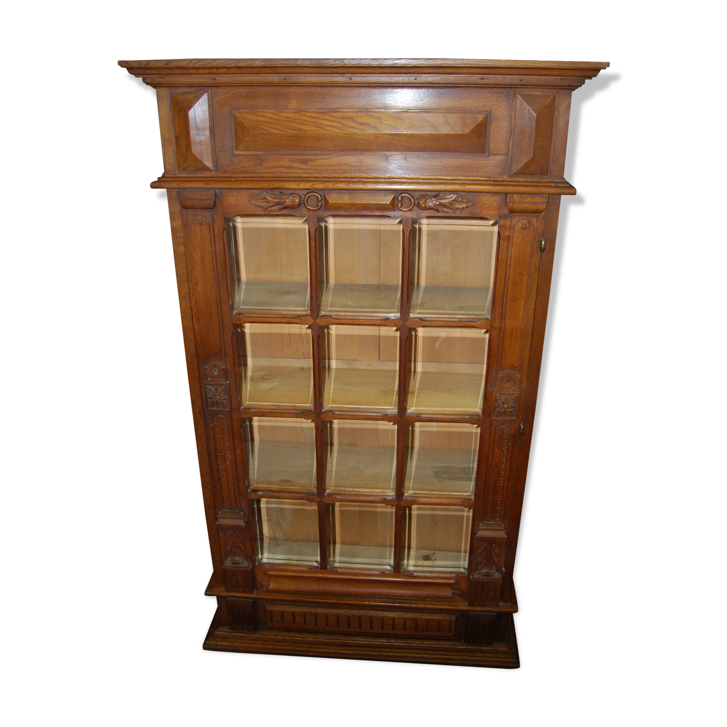 Vitrine verre biseauté, en chêne sculpté du début 20ème