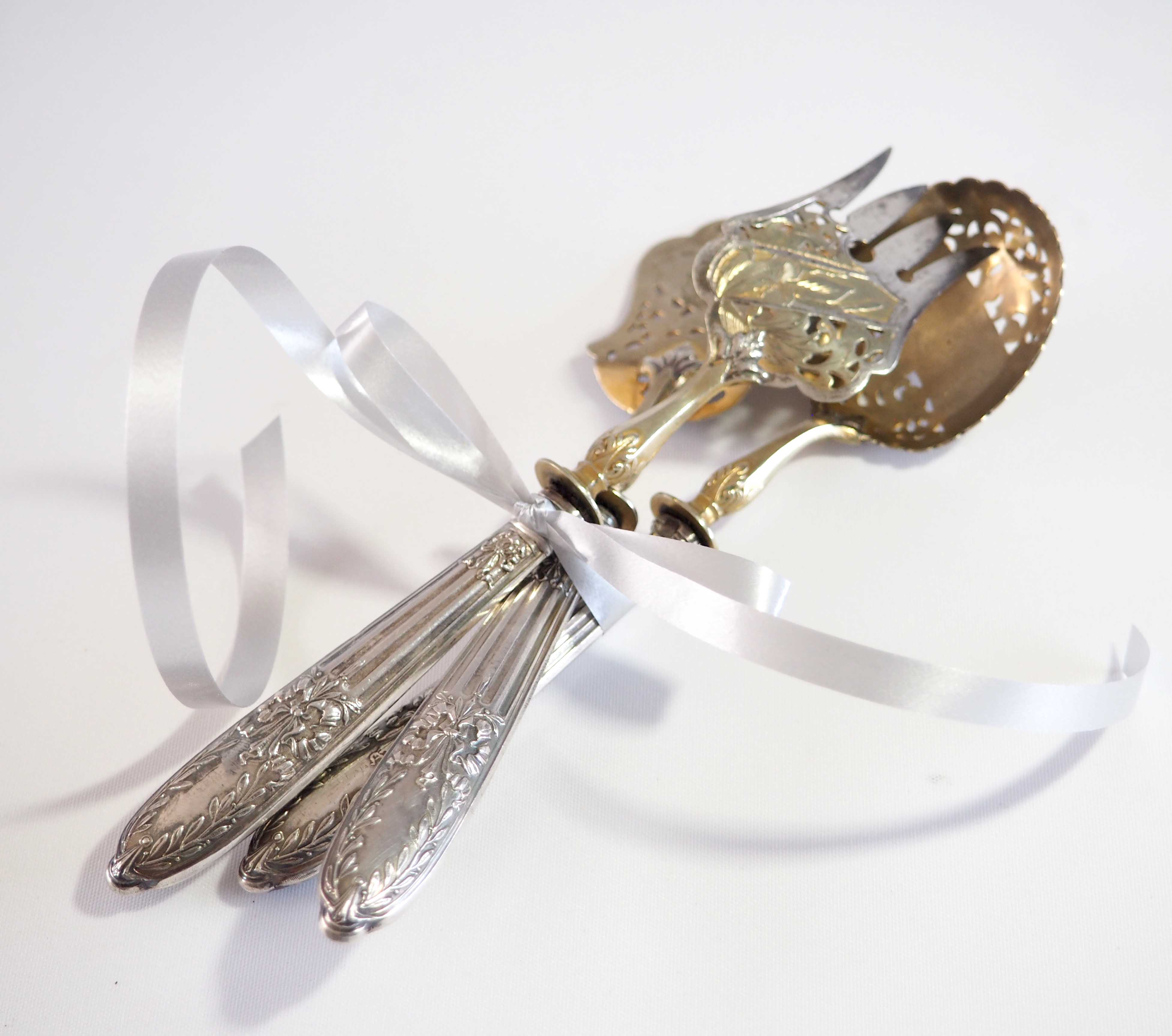 Set of dessert cutlery