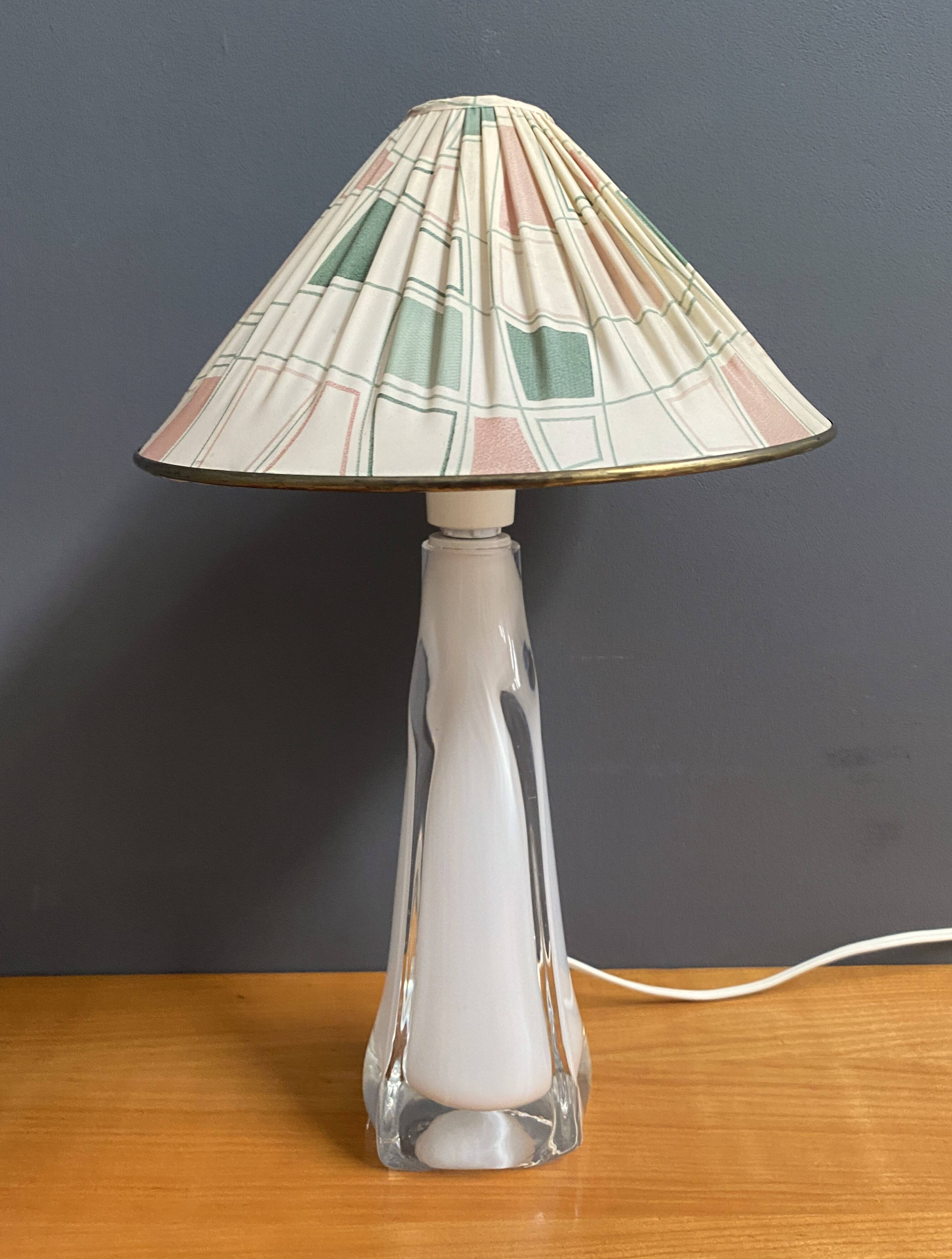 Lampe de table en verre blanc, années 60